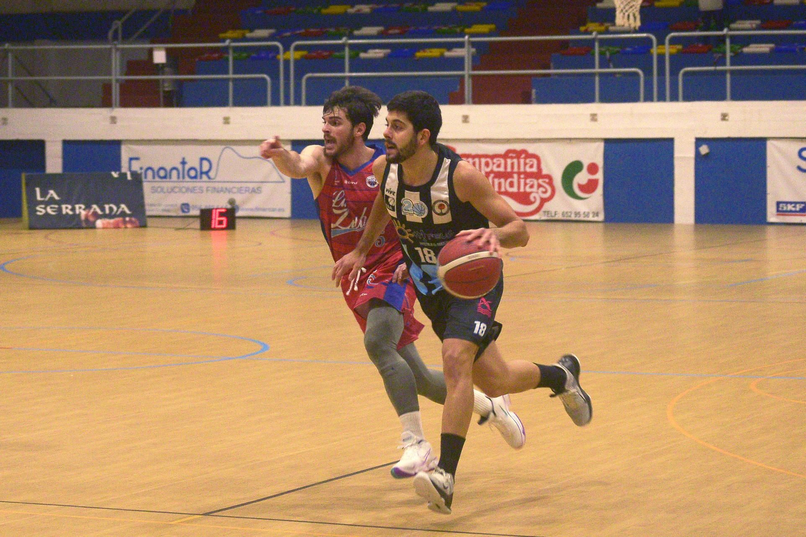 Gastón Zalazar conduce un ataque en el ULB-La Zubia del pasado sábado