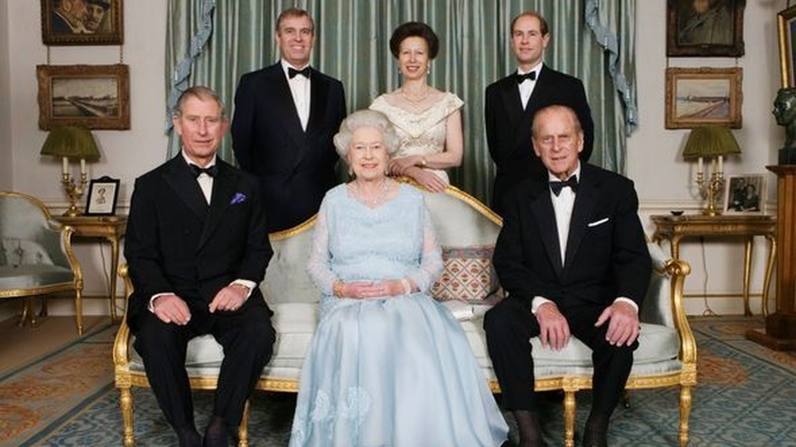 La familia real británica, con Isabel II en el centro.