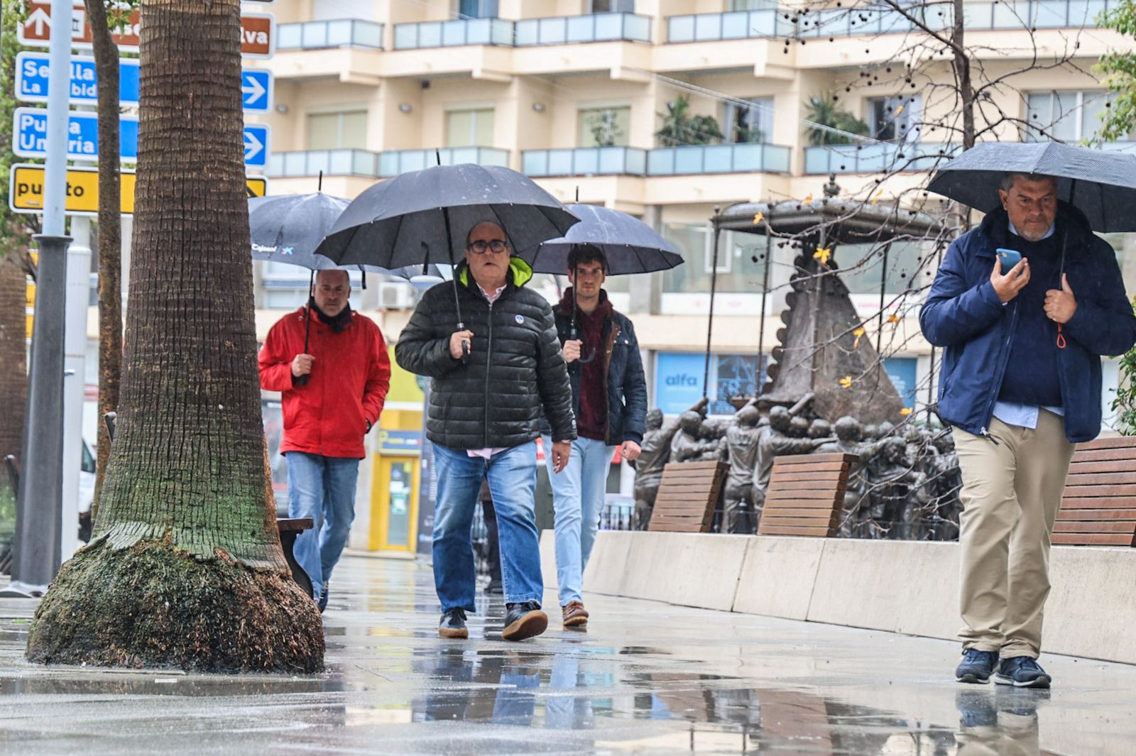 Fotografías de la mañana lluviosa en la capital