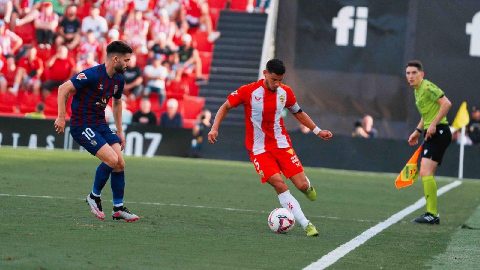 Lucas Robertone trata de pasar el balón pegado a línea de cal.