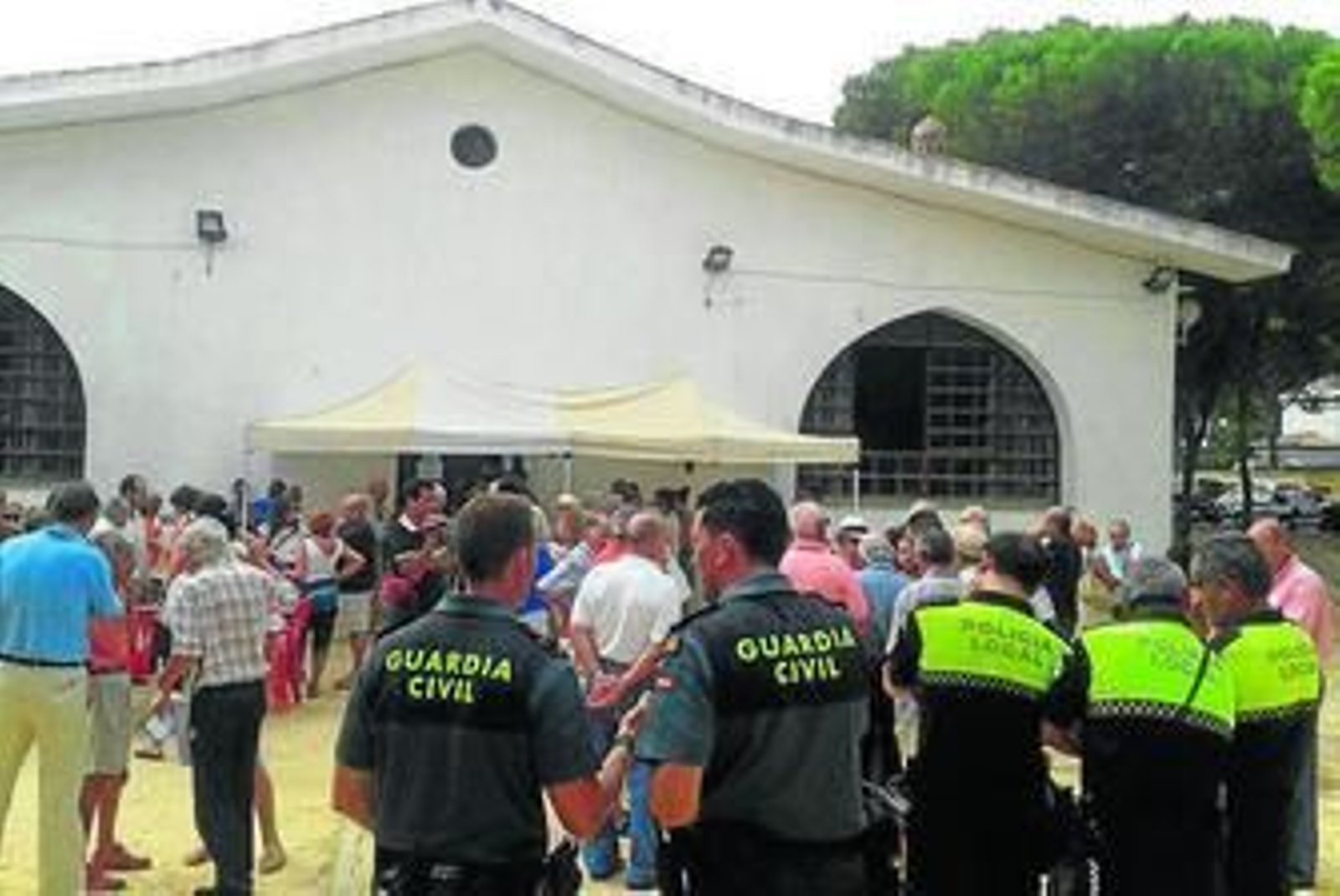Agentes y propietarios en Roche, durante el conflicto de agosto de 2013.
