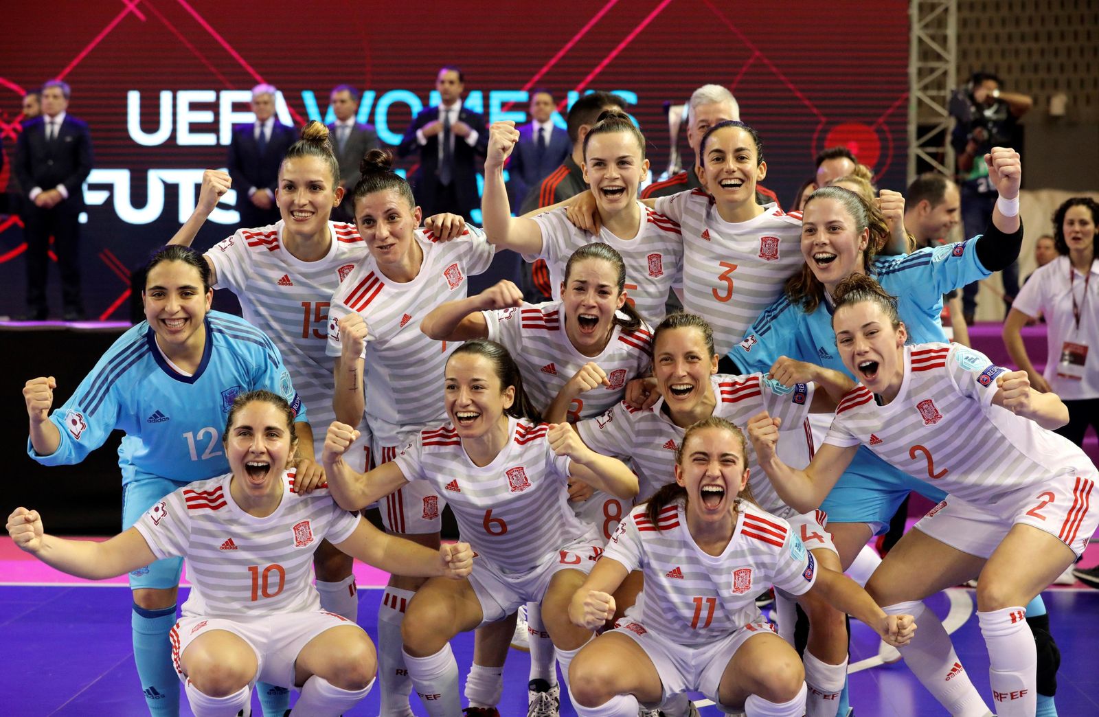 Amelia (nº 10) celebra junto a sus compañeras el título recién conseguido.