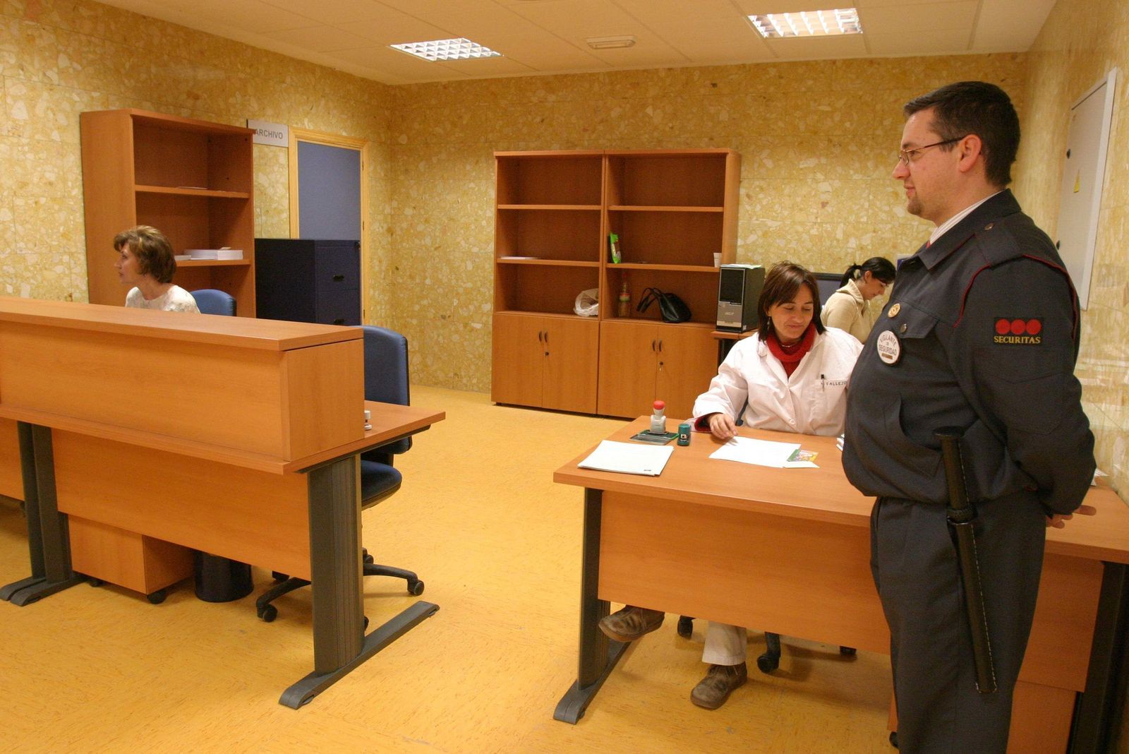 En los centros se instalaron medios de seguridad como vigilantes, cámaras o bonotes antipánico.