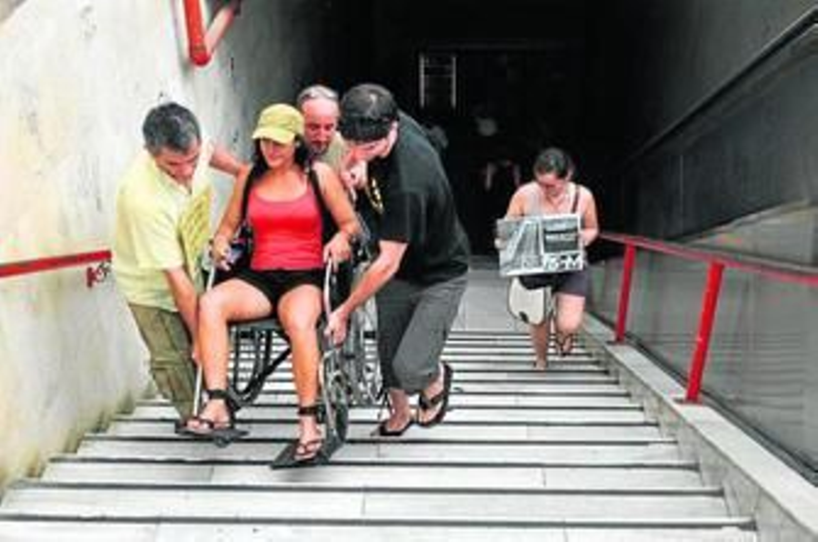 Mari Ángeles Pazos y varios miembros del 15-M, ayer, en una estación del tren de Cercanías.