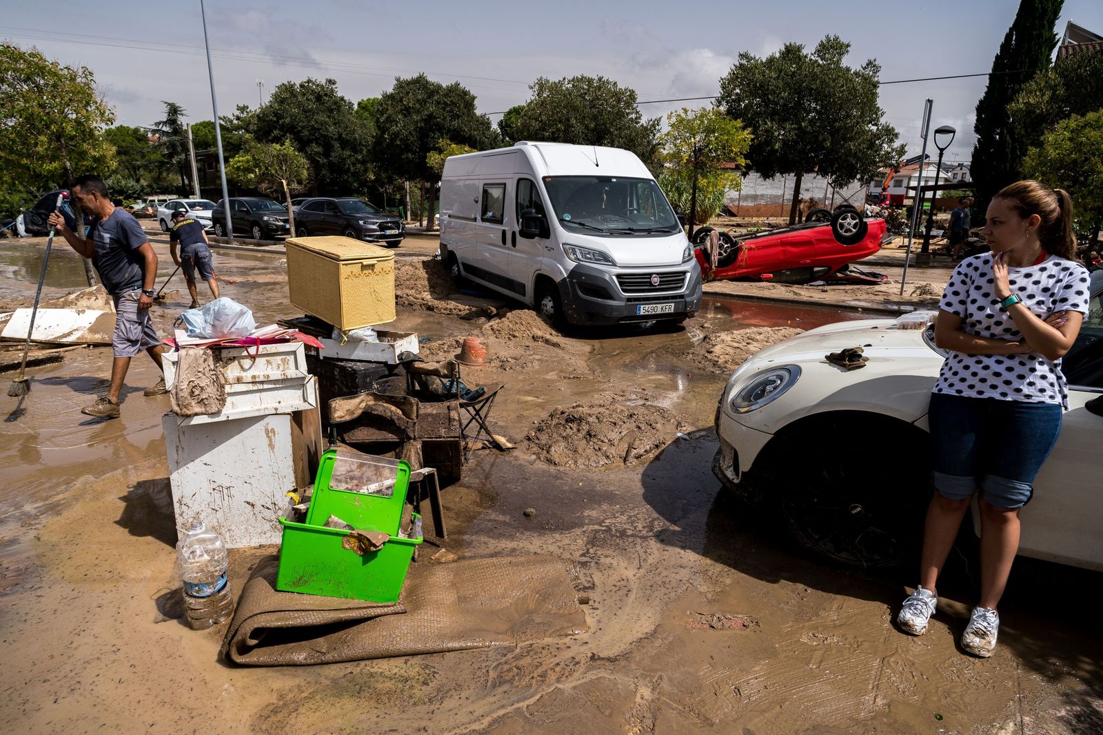 Vehículos dañados por las inundaciones del pasado domingo en la localidad de El Álamo en Madrid.
