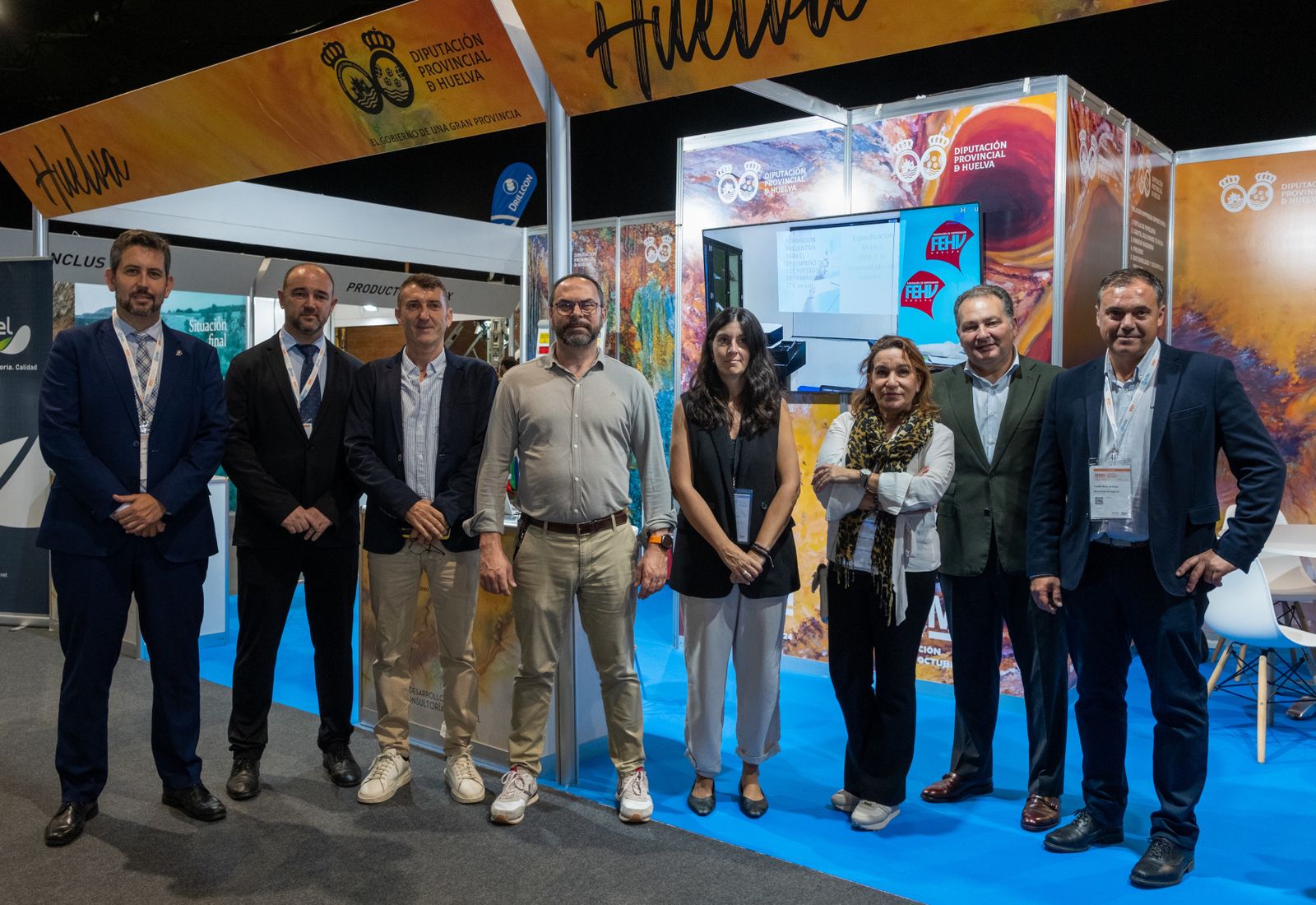 Representantes de la Diputación de Huelva, con su presidente a la cabeza, han visitado el stand de la provincia en el MMH.