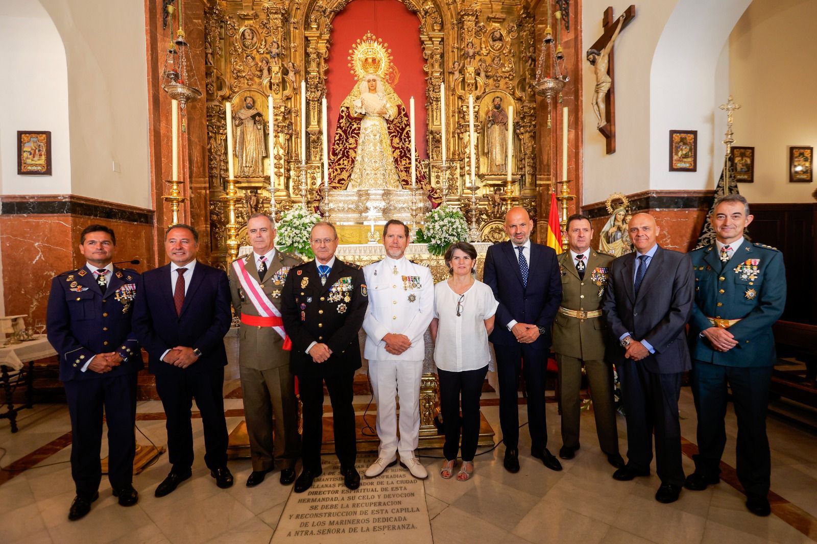 Fotografía de familia ante la Esperanza de Triana
