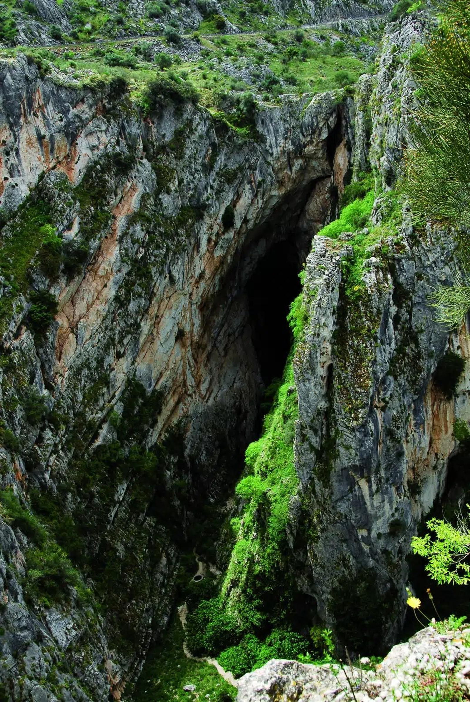 Una vista aérea colosal cueva.