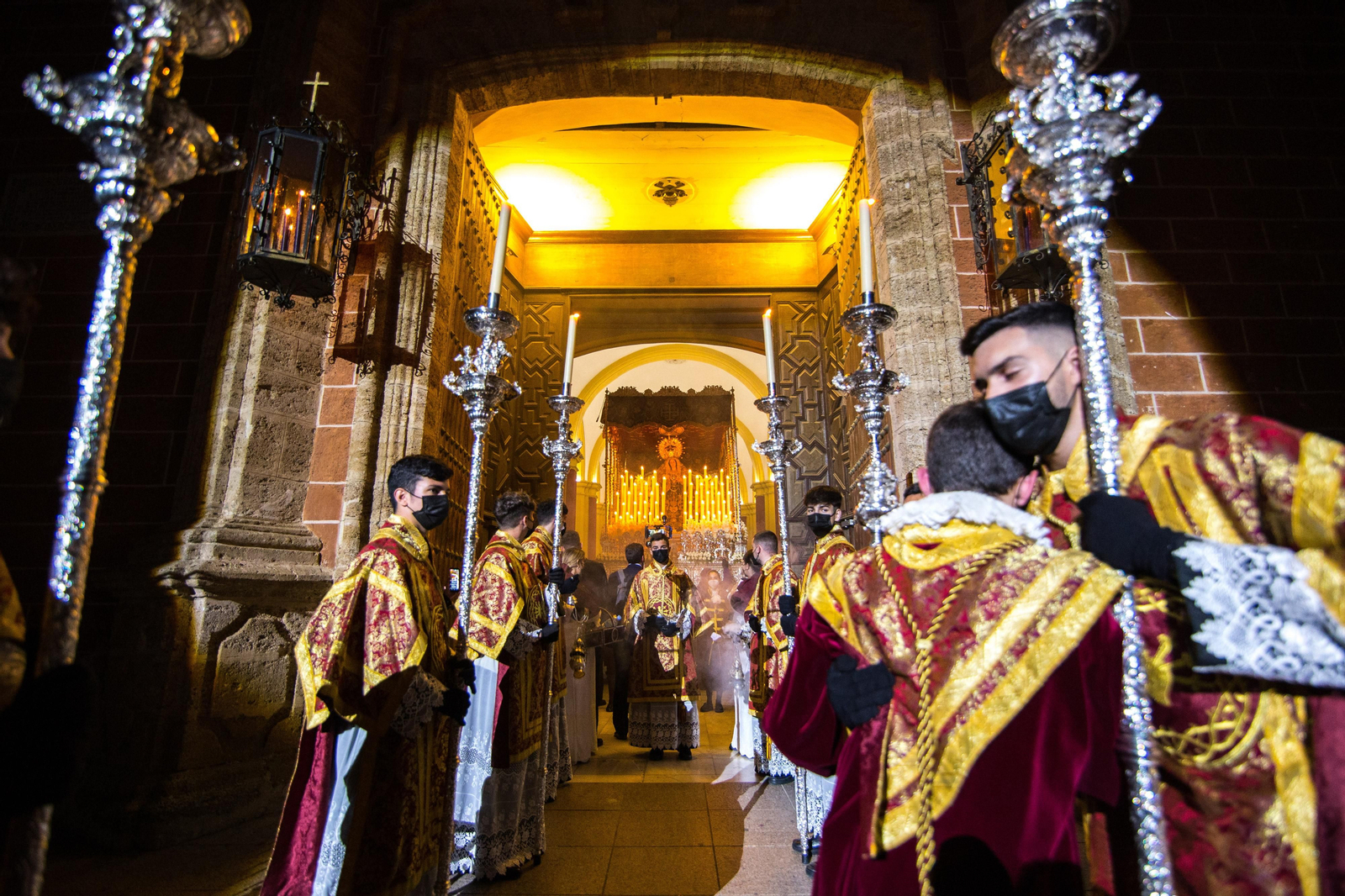 Madrugada de Viernes Santo en San Fernando: Las imágenes del Nazareno