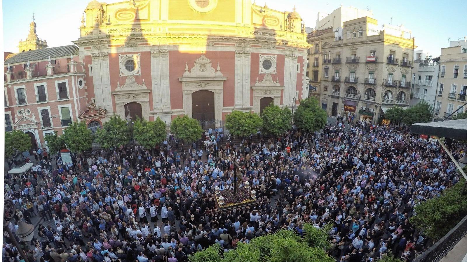 El Cristo de la Conversión de Montserrat por la Plaza del Salvador.