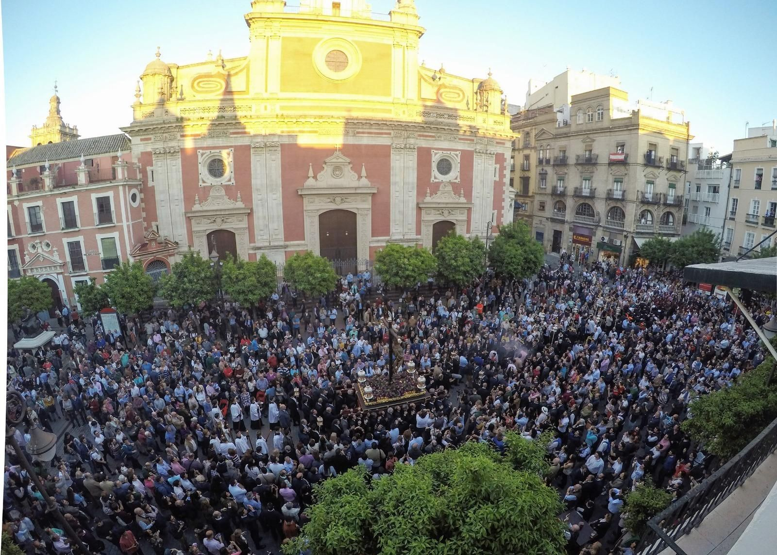 Las imágenes del Vía Crucis de las Cofradías de Sevilla con el Cristo de la Conversión de Montserrat
