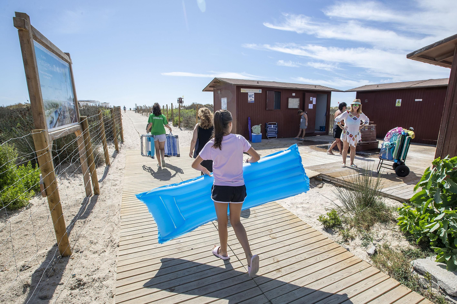 Uno de los accesos de la playa de Camposoto, en  una imagen del pasado verano.