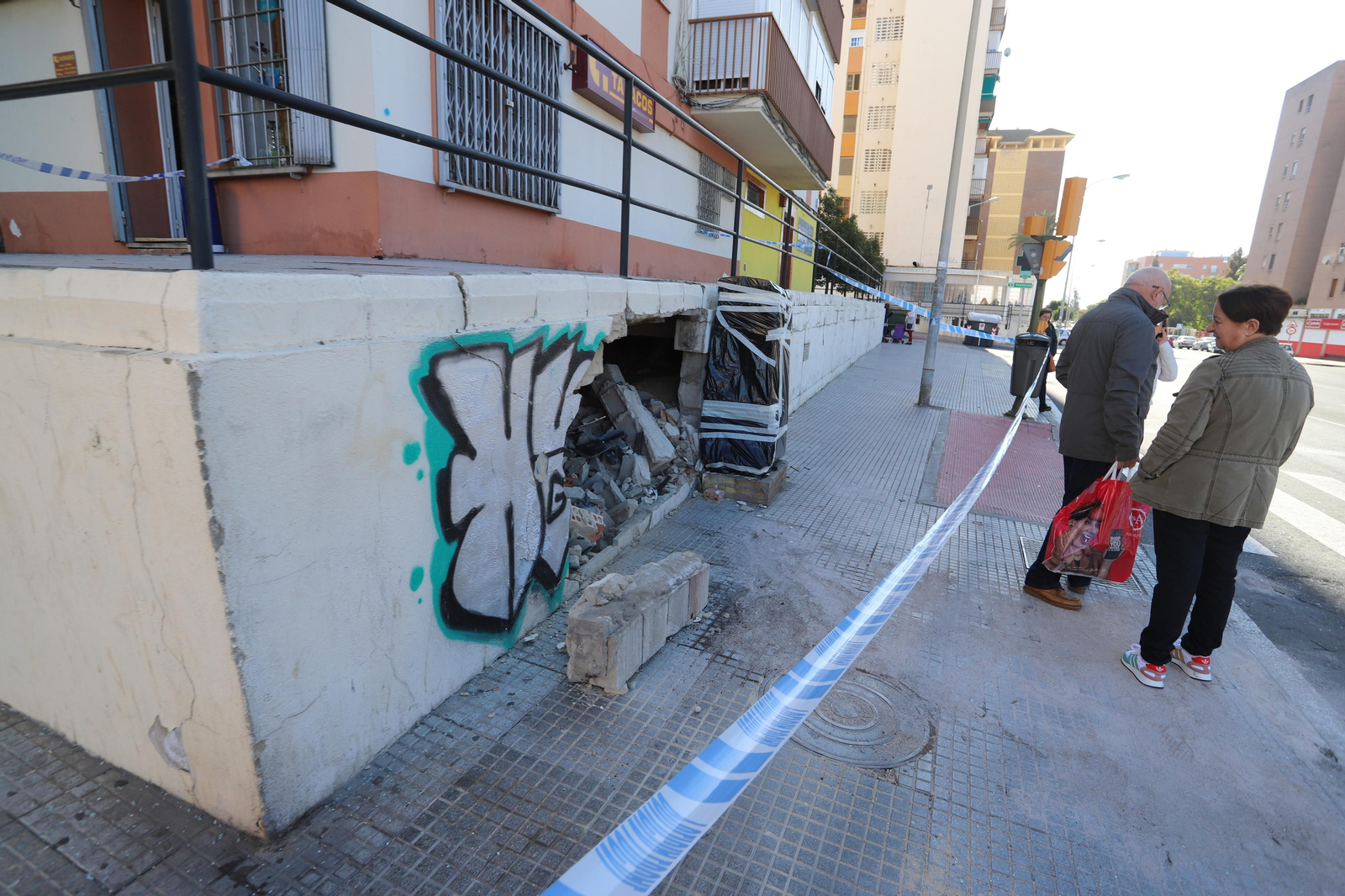 Imágenes del lugar del accidente que le costó la vida a una joven de 22 años en Fuerzas Armadas, Huelva