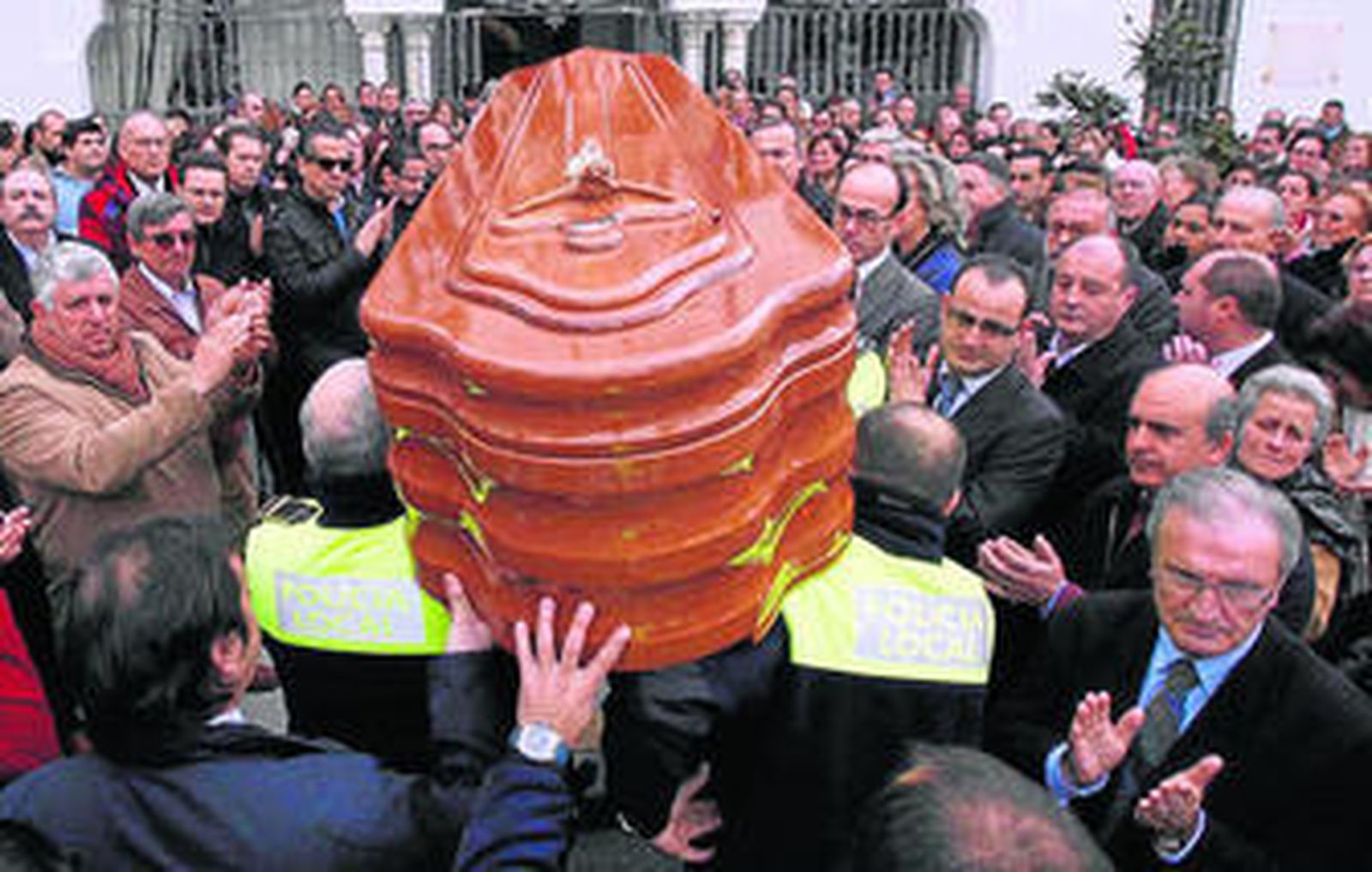 Sanlúcar la Mayor despide a su alcalde