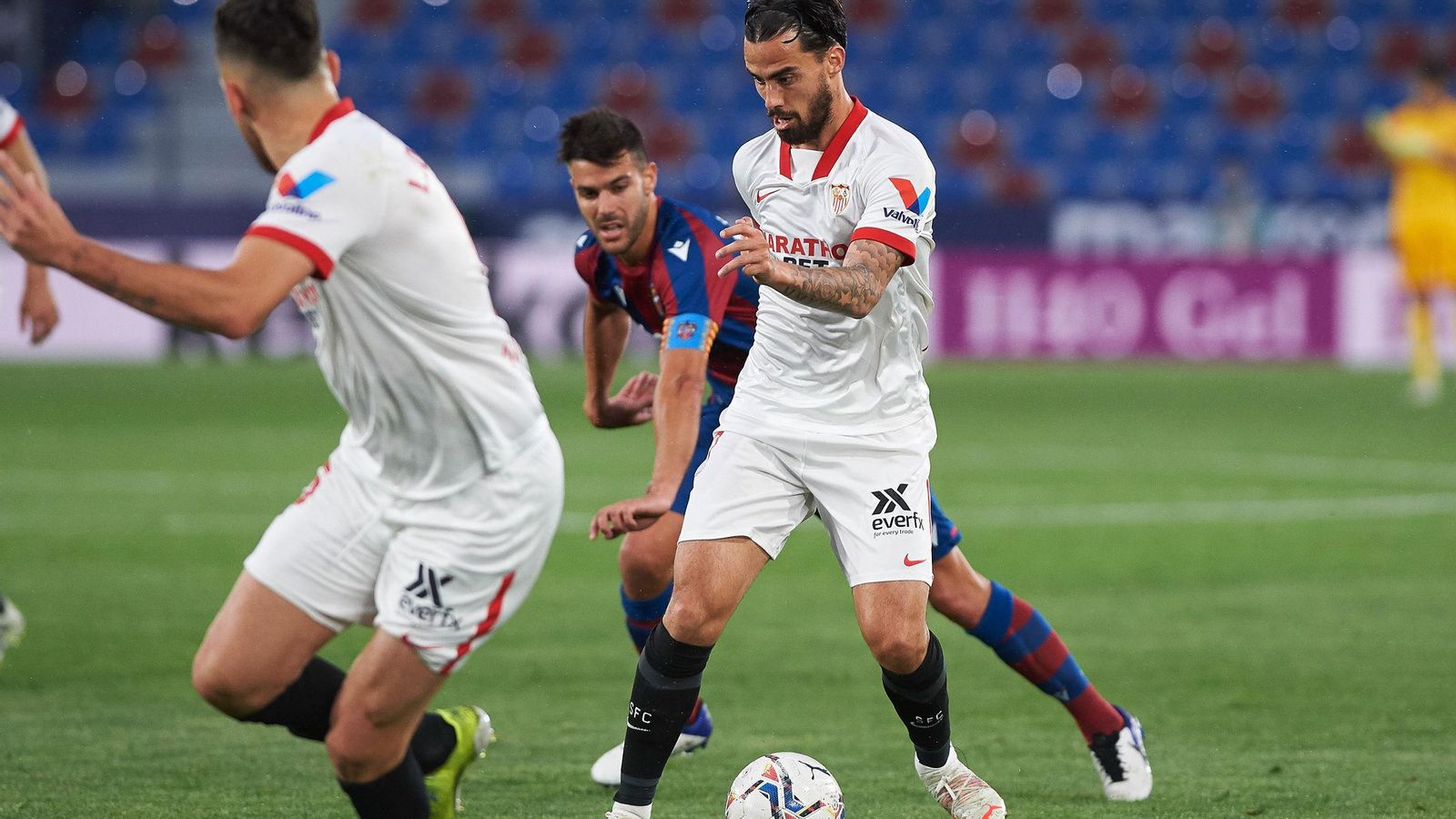 Suso da un pase en presencia de Róber Pier.