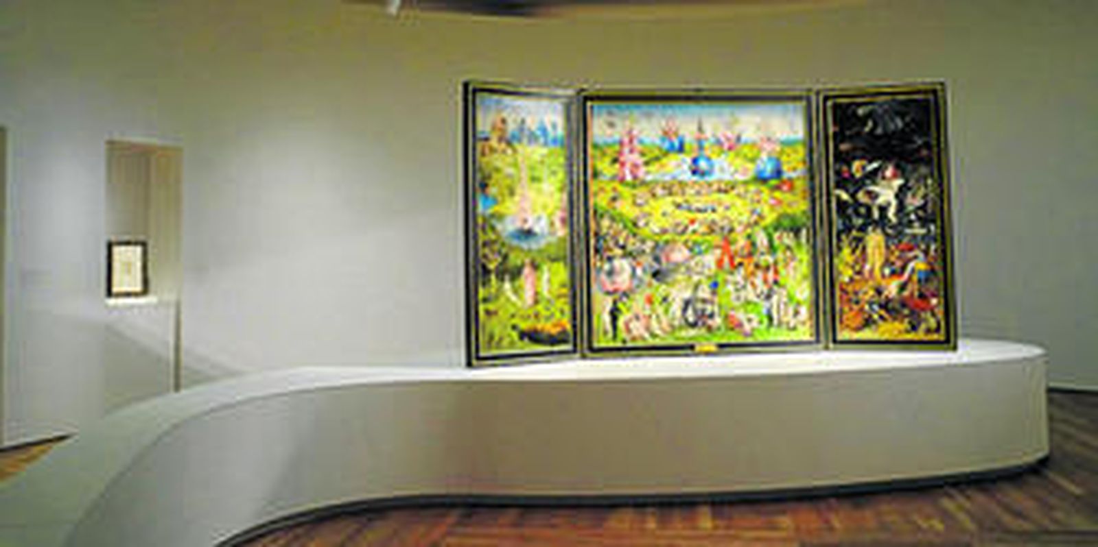 1. 'El jardín de las delicias' del Bosco. 2. Detalle de 'San Juan Bautista en Patmos' prestado por la Gemäldegalerie de Berlín. 3. 'Mesa de los pecados capitales'. 4. 'Adoración de los Magos' del Metropolitan de Nueva York. 5. La comisaria de la muestra del V Centenario, Pilar Silva.