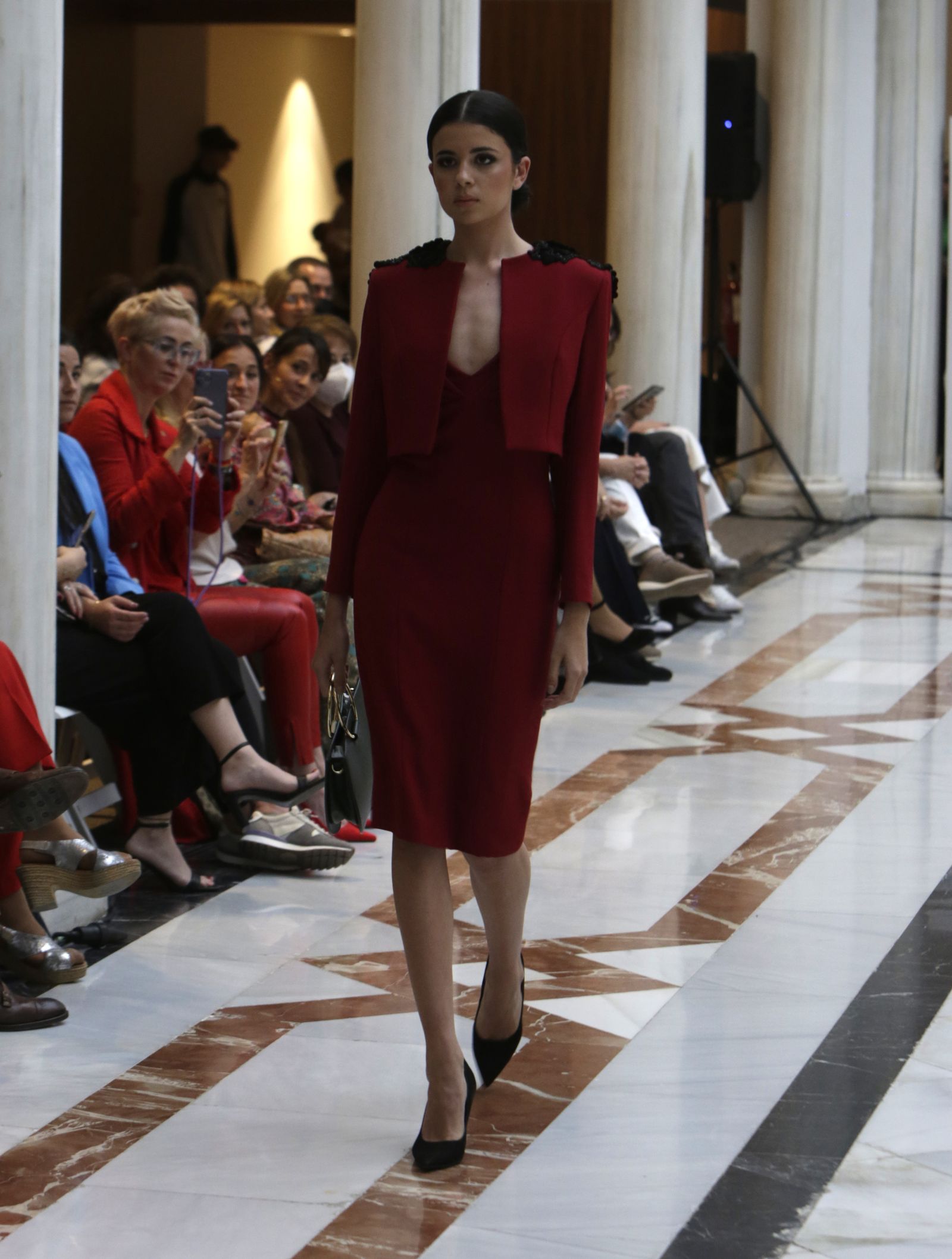 Desfile moda flamenca en las vísperas de la Feria de Abril CaixaBank