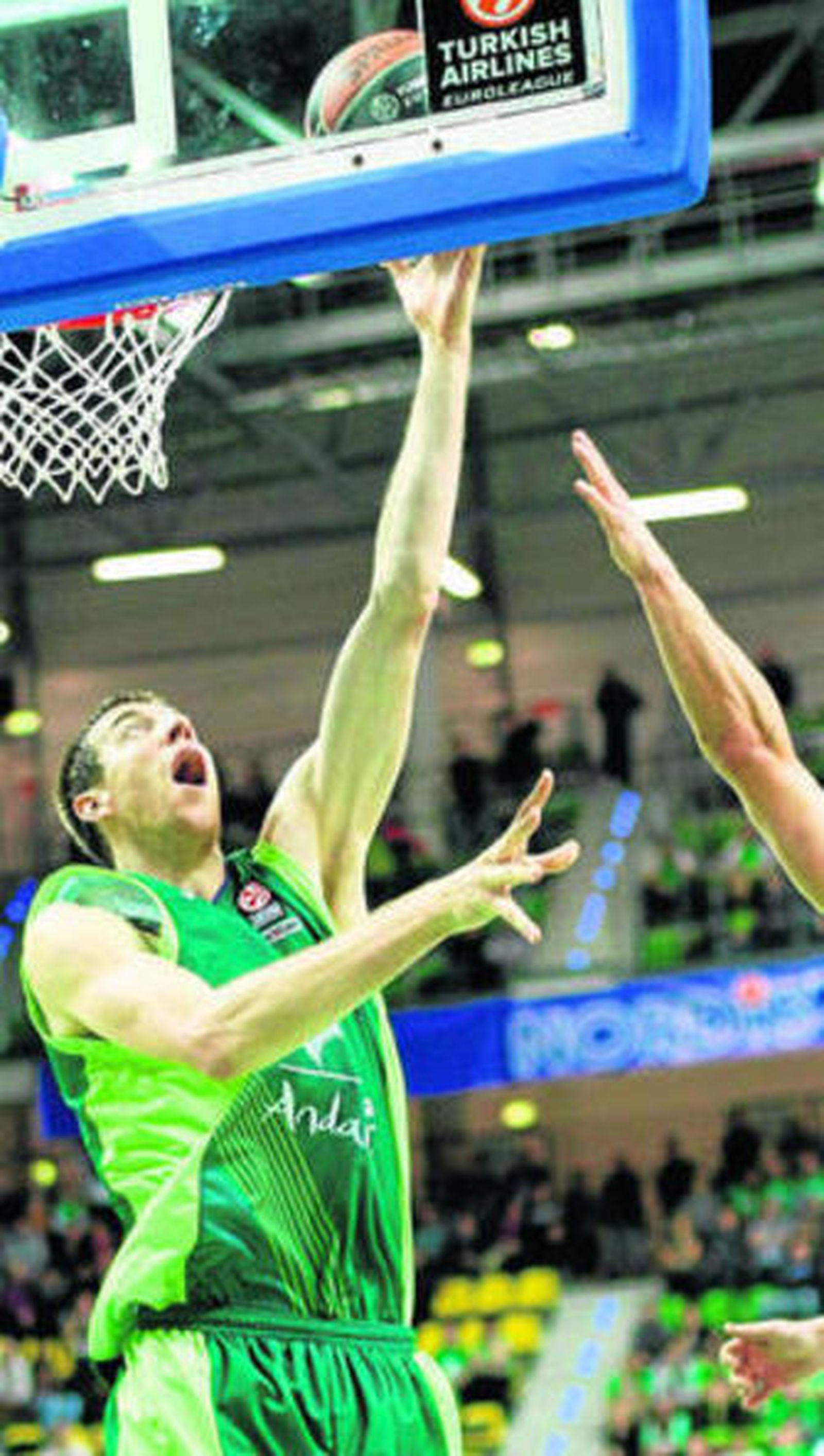 Fran Vázquez caotura un rebote.