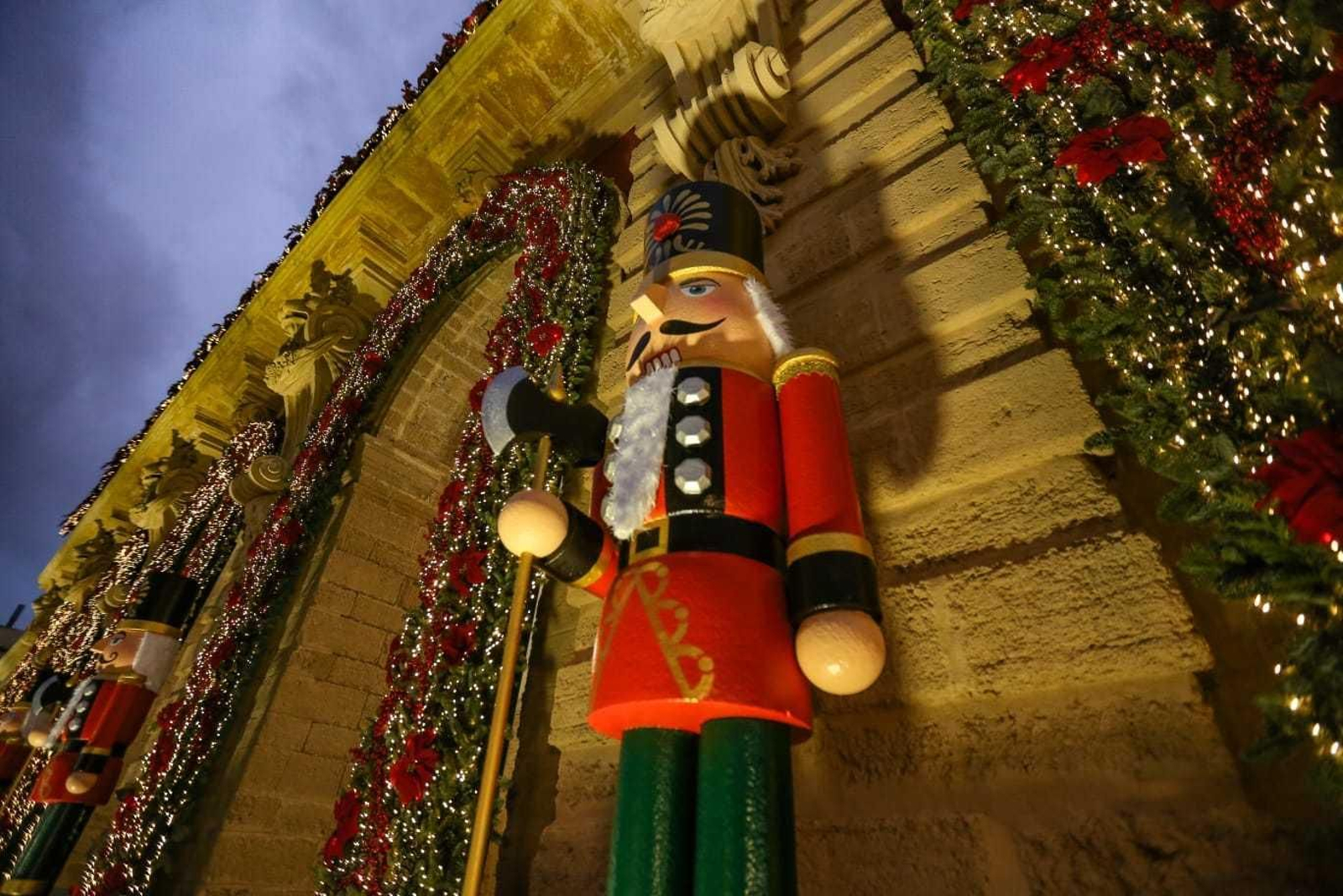 Navidad de 2020: decoración del Ayuntamiento con cascanueces