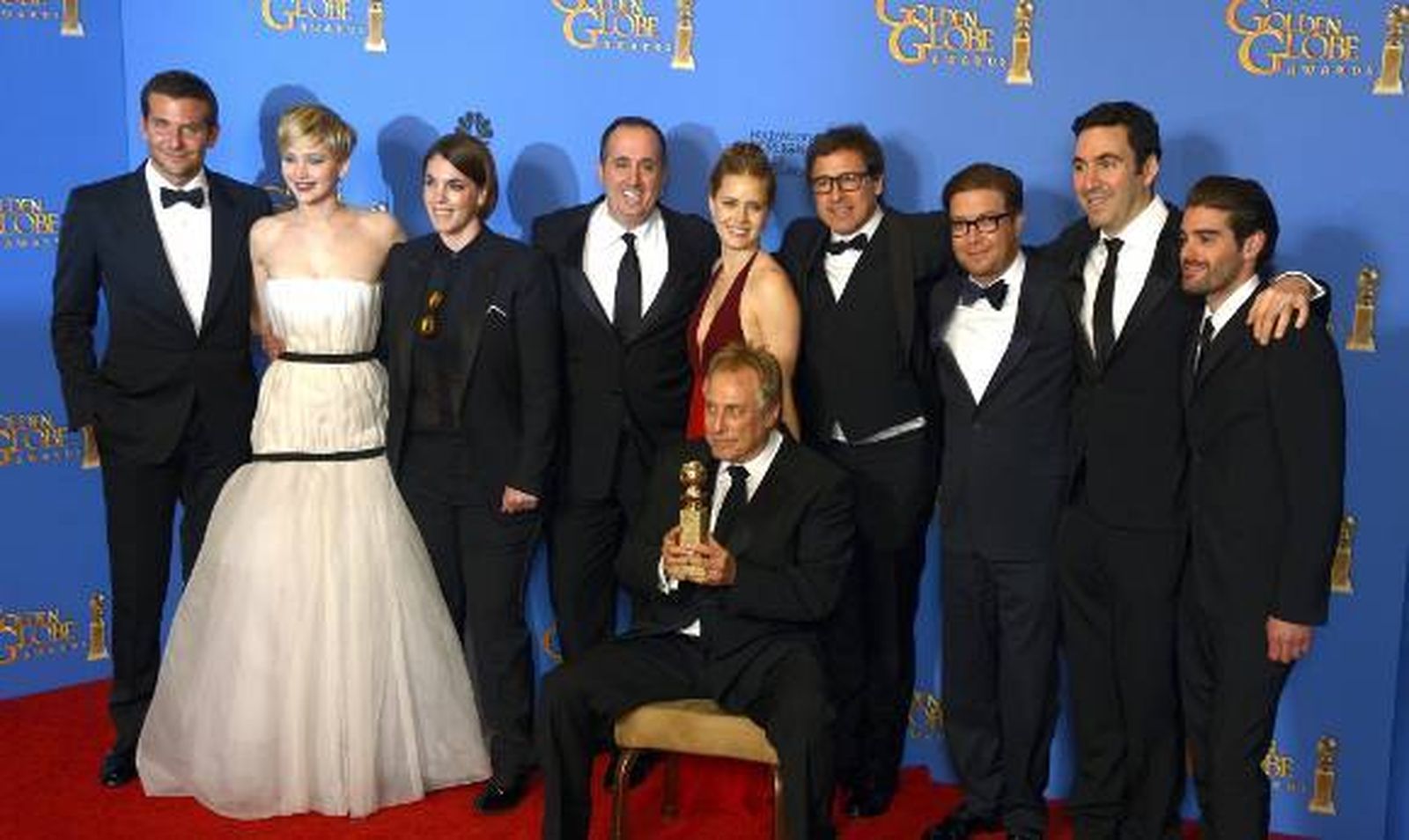 El equipo completo de 'La gran estafa americana' con el premio a mejor comedia. / EFE