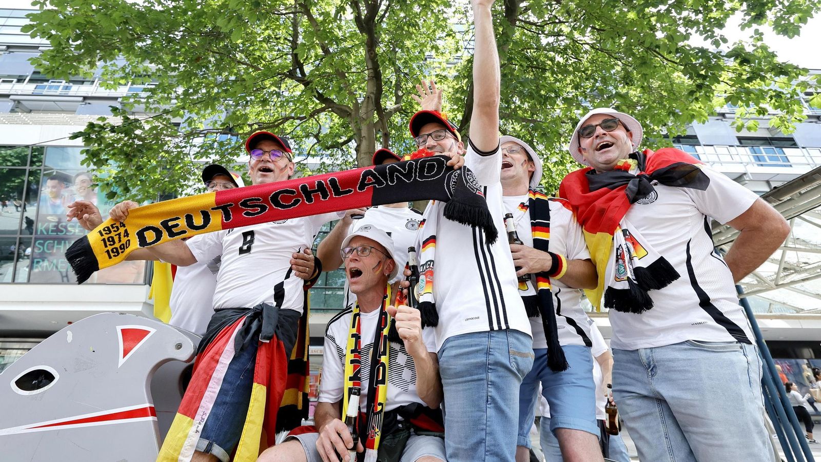 Las fotos de la afición española en Stuttgart antes del España - Alemania