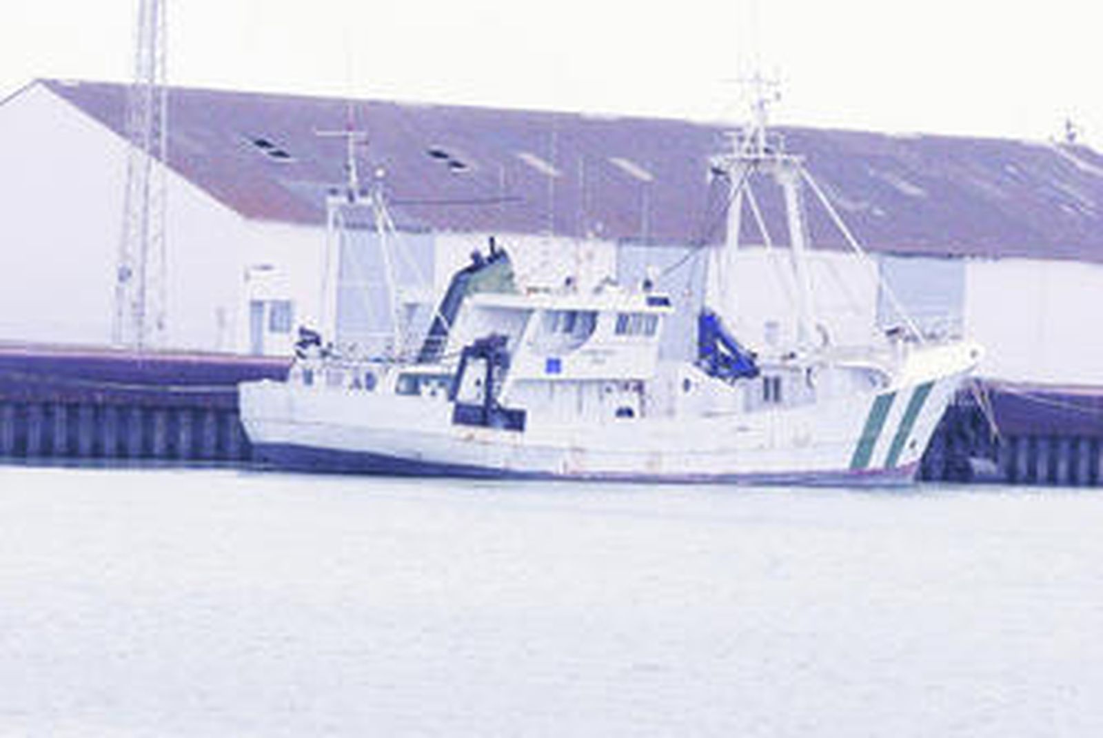 El barco 'Regina Maris', a la espera de dueño, permanece atracado en el muelle, en El Puerto.