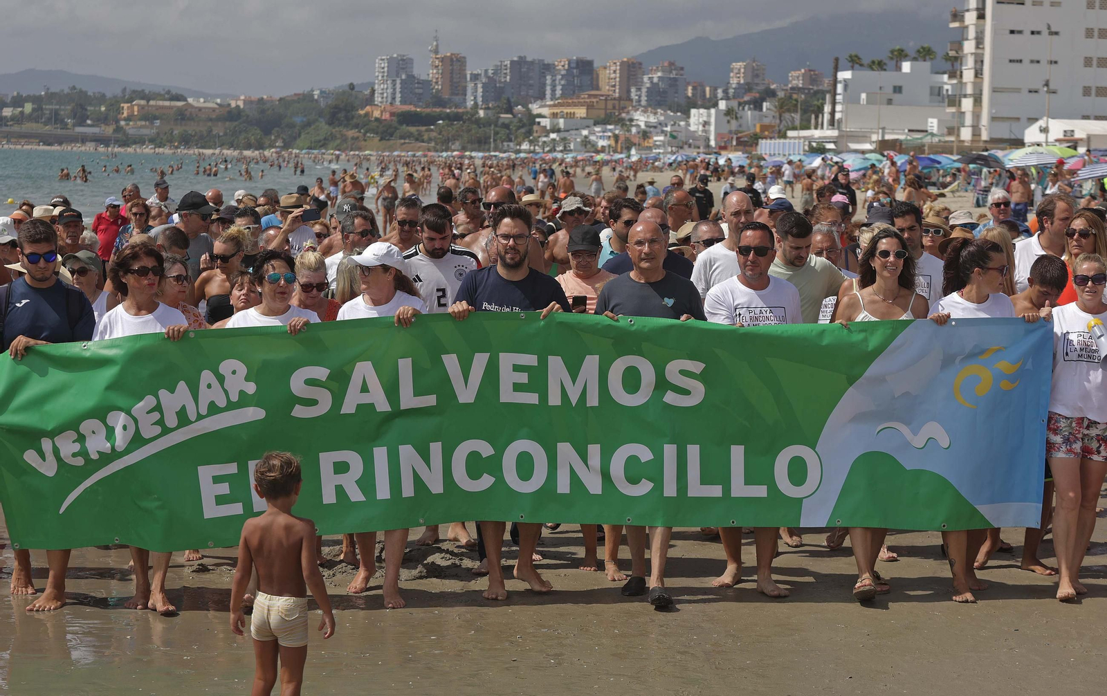 Fotos de la manifestación de la plataforma Salvemos El Rinconcillo y el grupo ecologista Verdemar en Algeciras