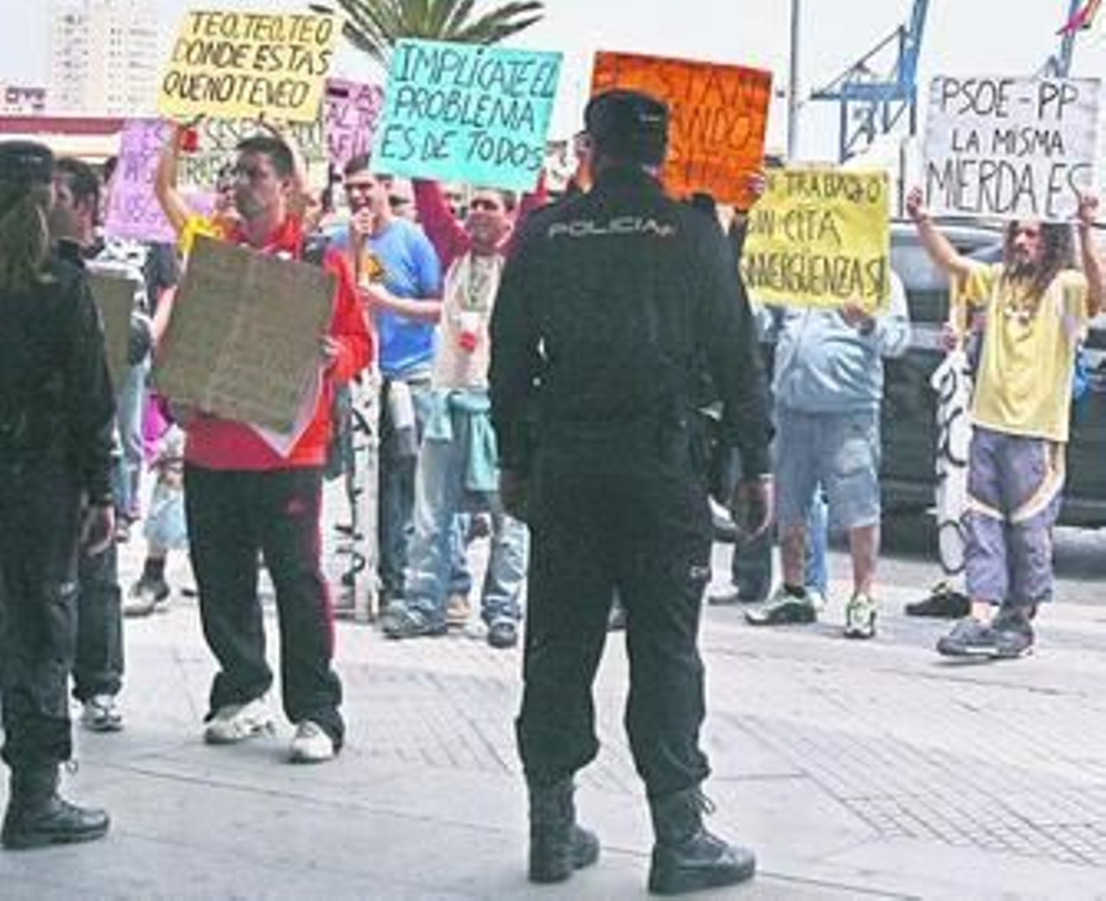 Los parados, concentrados ayer ante el Palacio de Congresos.