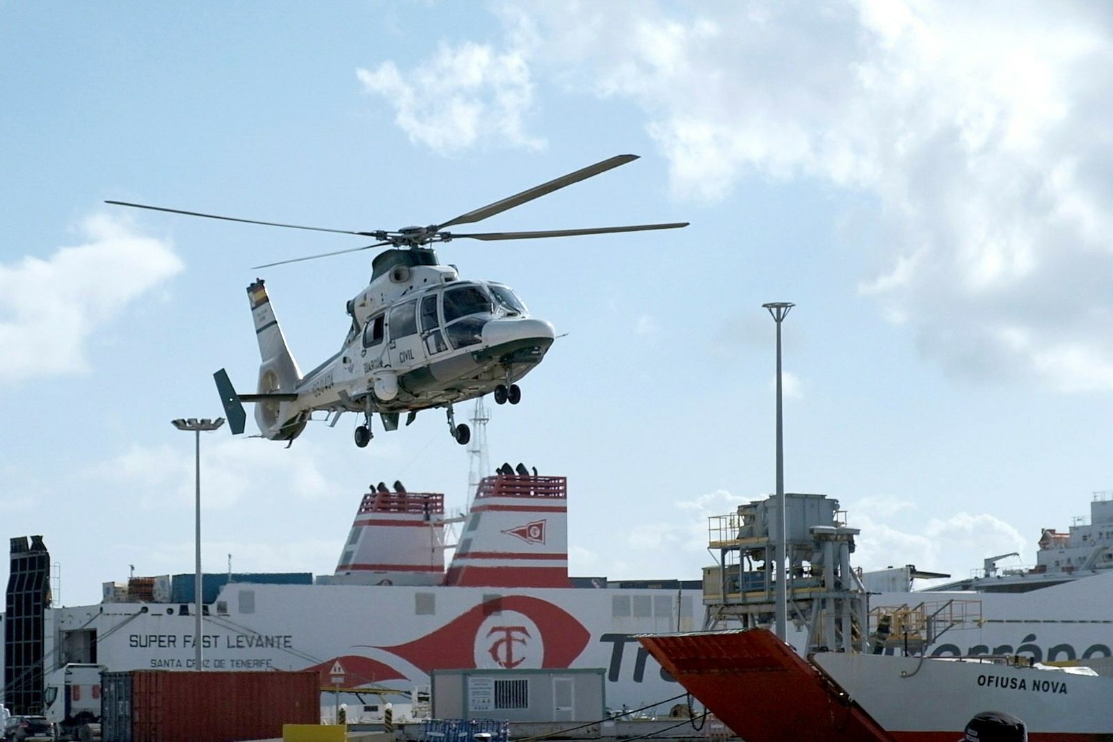 Vista del aterrizaje de un helicóptero de la Guardia Civil en el puerto de Ibiza, que se ha incorporado a los operativos en el dispositivo de búsqueda de los dos desaparecidos en Ibiza a causa de la borrasca Gloria.