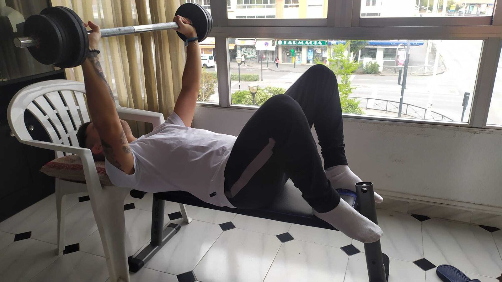 El salón del piso se ha convertido también en el gimnasio.