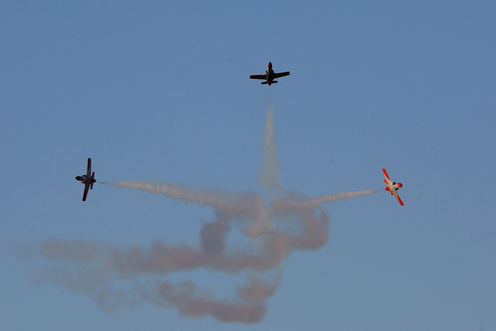 Espectaculares fotos de las acrobacias de la Patrulla Águila: cuatro décadas surcando los cielos
