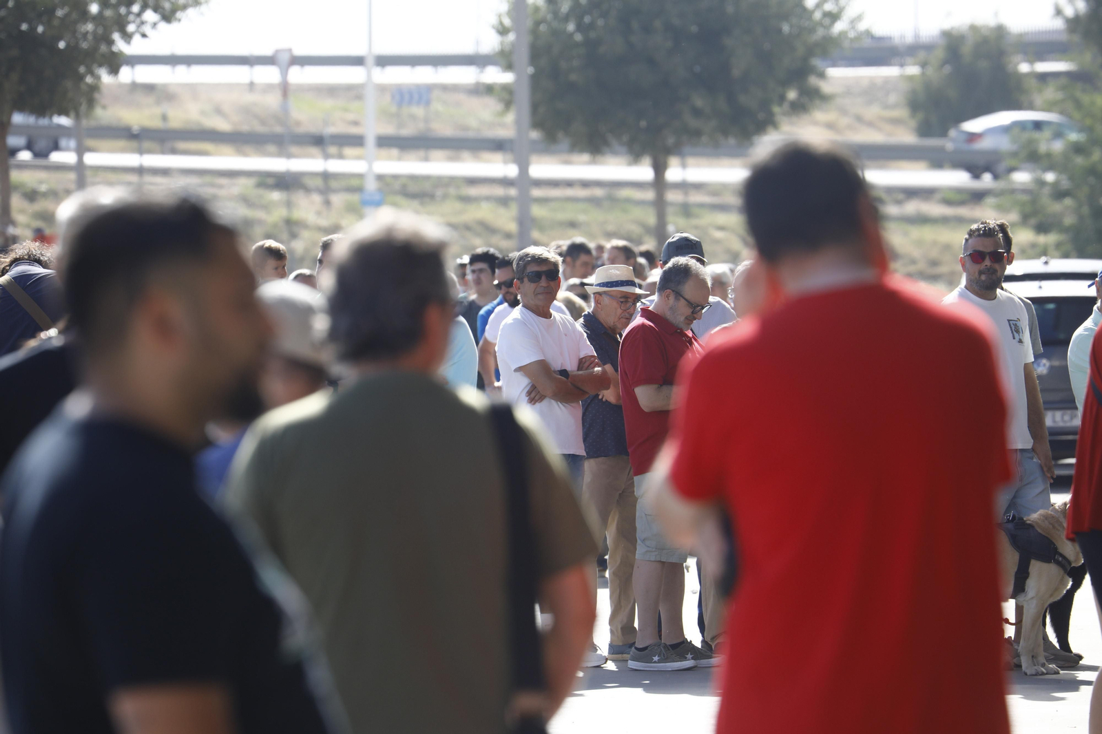 Colas en El Arcángel: Fondos agotados para el Córdoba CF - Ponferradina