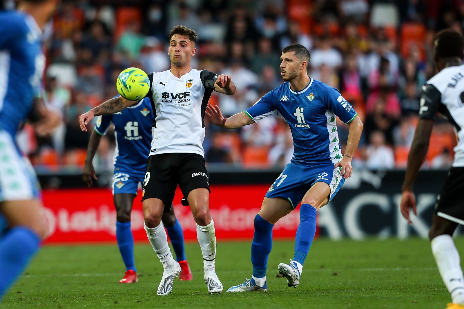 Hugo Duro controla un balón ante la presión de Guido Rodríguez