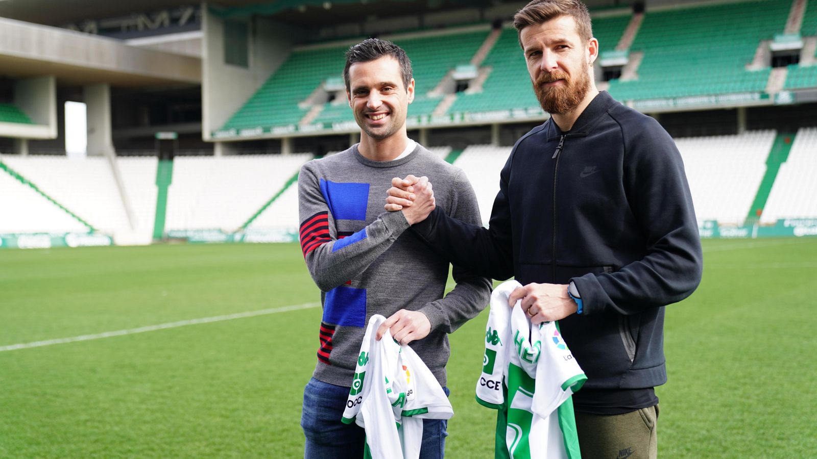 Miguel Flaño y Chus Herrero, a la derecha, durante su presentación como verdiblancos.