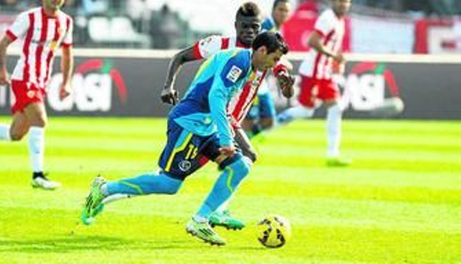 Reyes conduce el balón en ataque perseguido por Thomas.