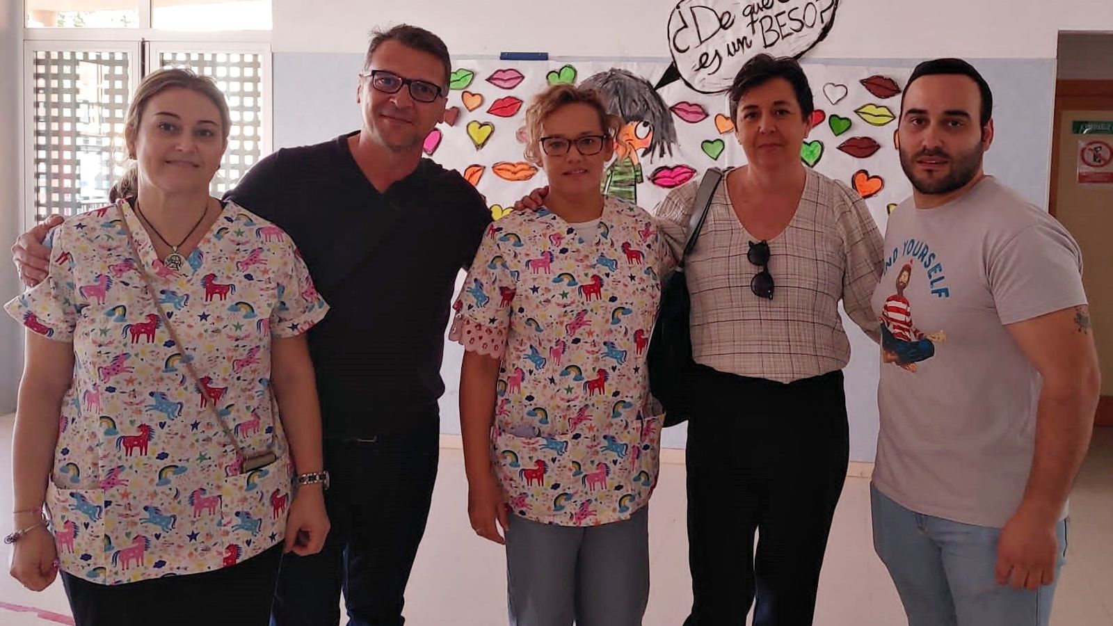 Portavoces del ECOES durante la visita al colegio de Adrián en Herrera.