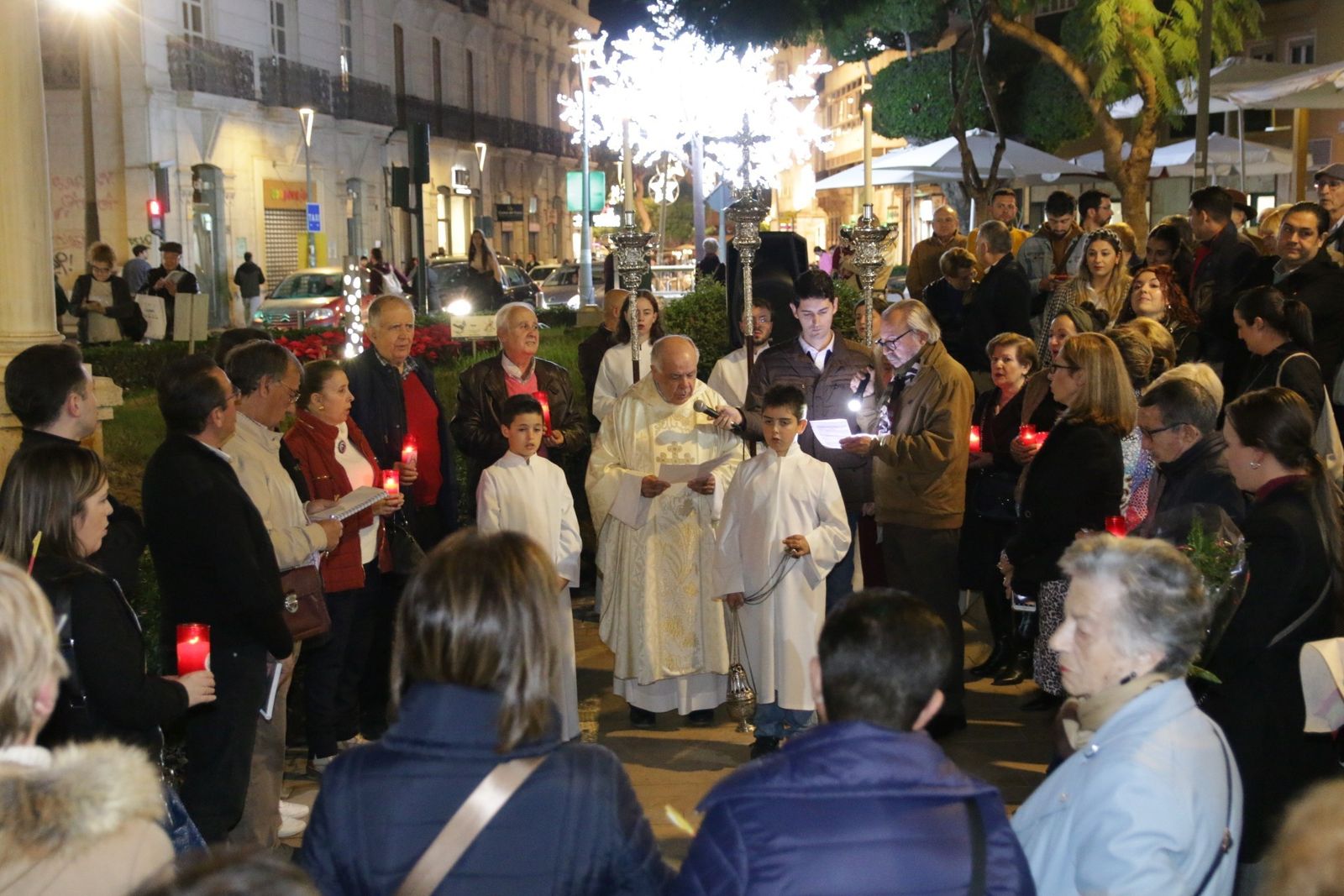 El párroco, Manuel Cuadrado, reza un reponso a los pies del Monumento de la Inmaculada.