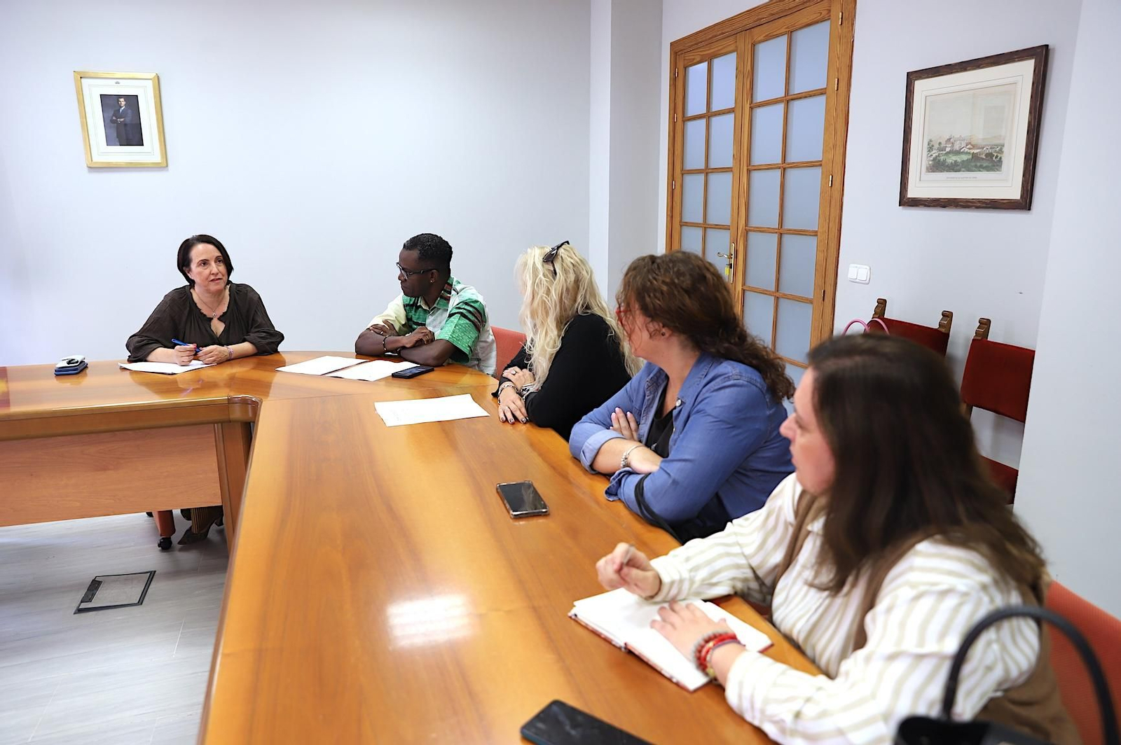 Un instante de la reunión de la delegada de Educación con Flampa.