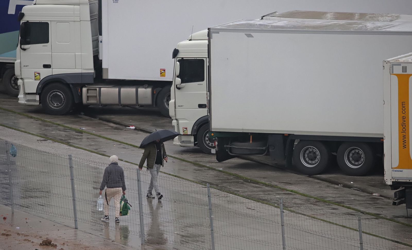 Fotos del cierre del acceso para camiones en el Puerto de Algeciras