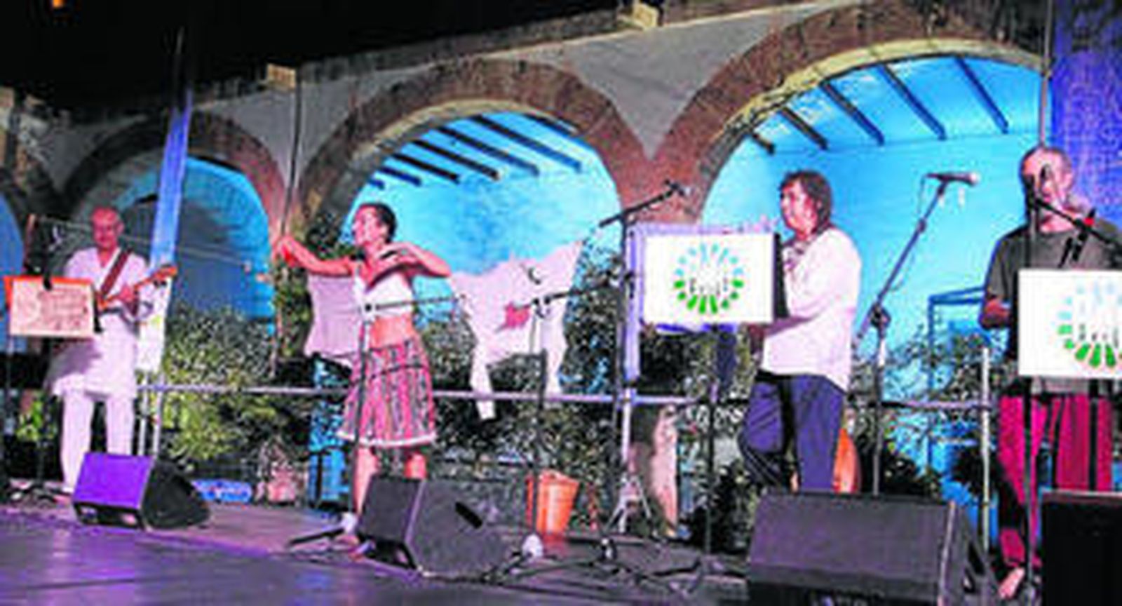 La formación Rodipé con Esther Martos, cantante de la formación en el Patio de los Naranjos.