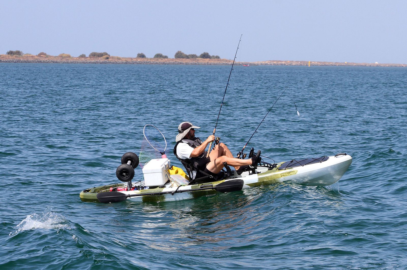 Pesca de recreo desde un kayak en Huelva.