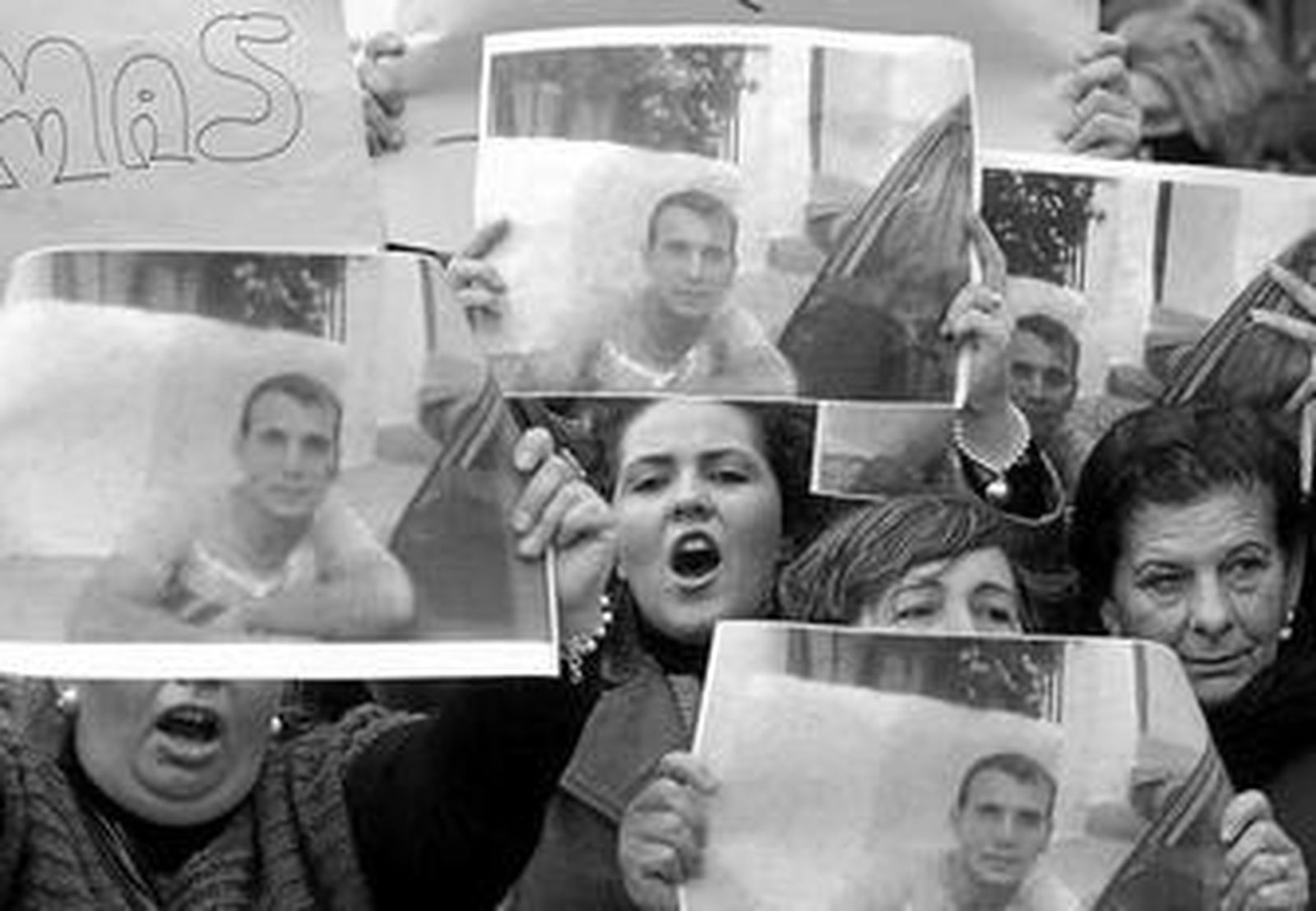 Varios de los manifestantes muestran fotos del joven fallecido.