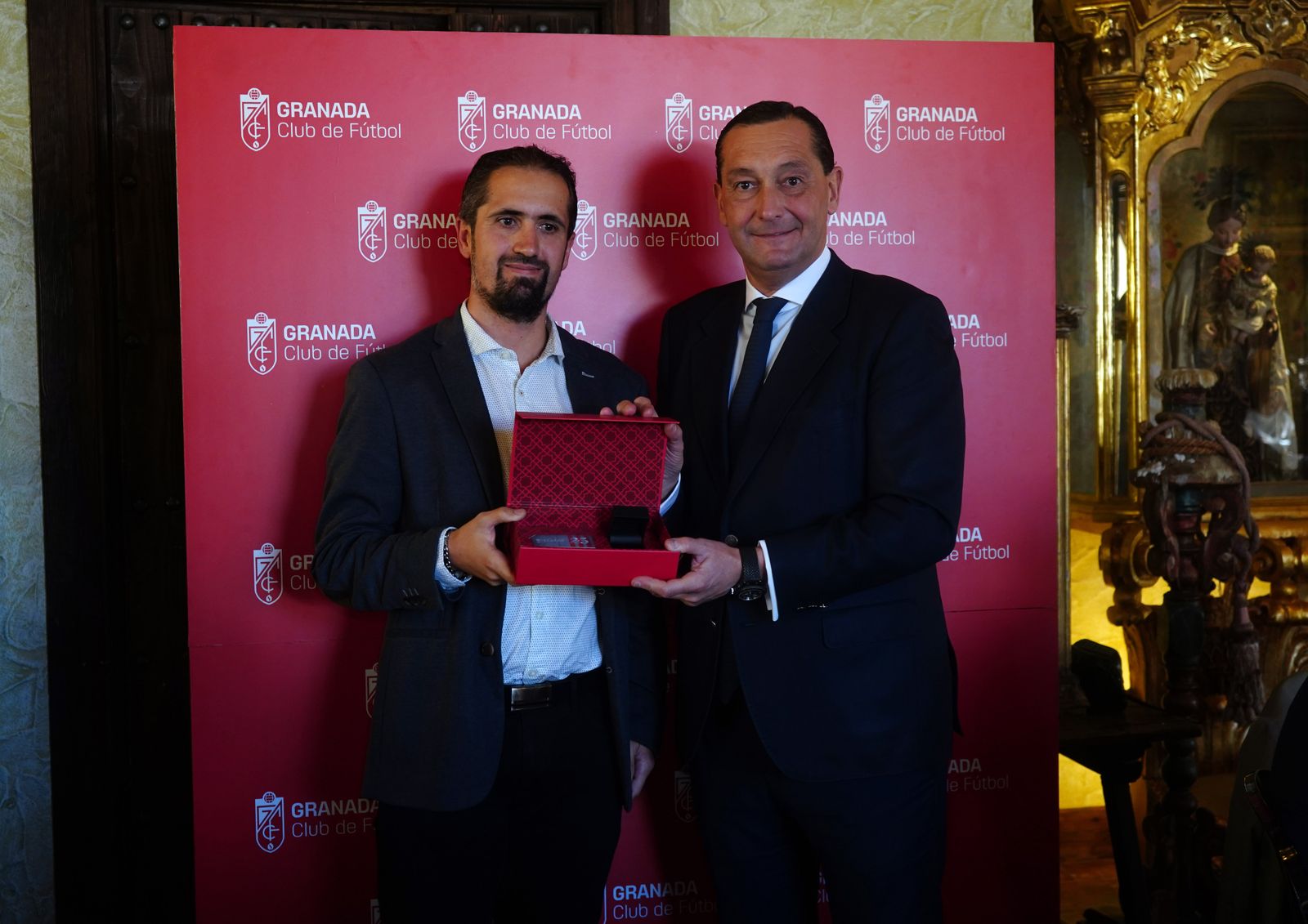 Las mejores imágenes del acto a los abonados del Granada CF con 25 y 50 años de antigüedad