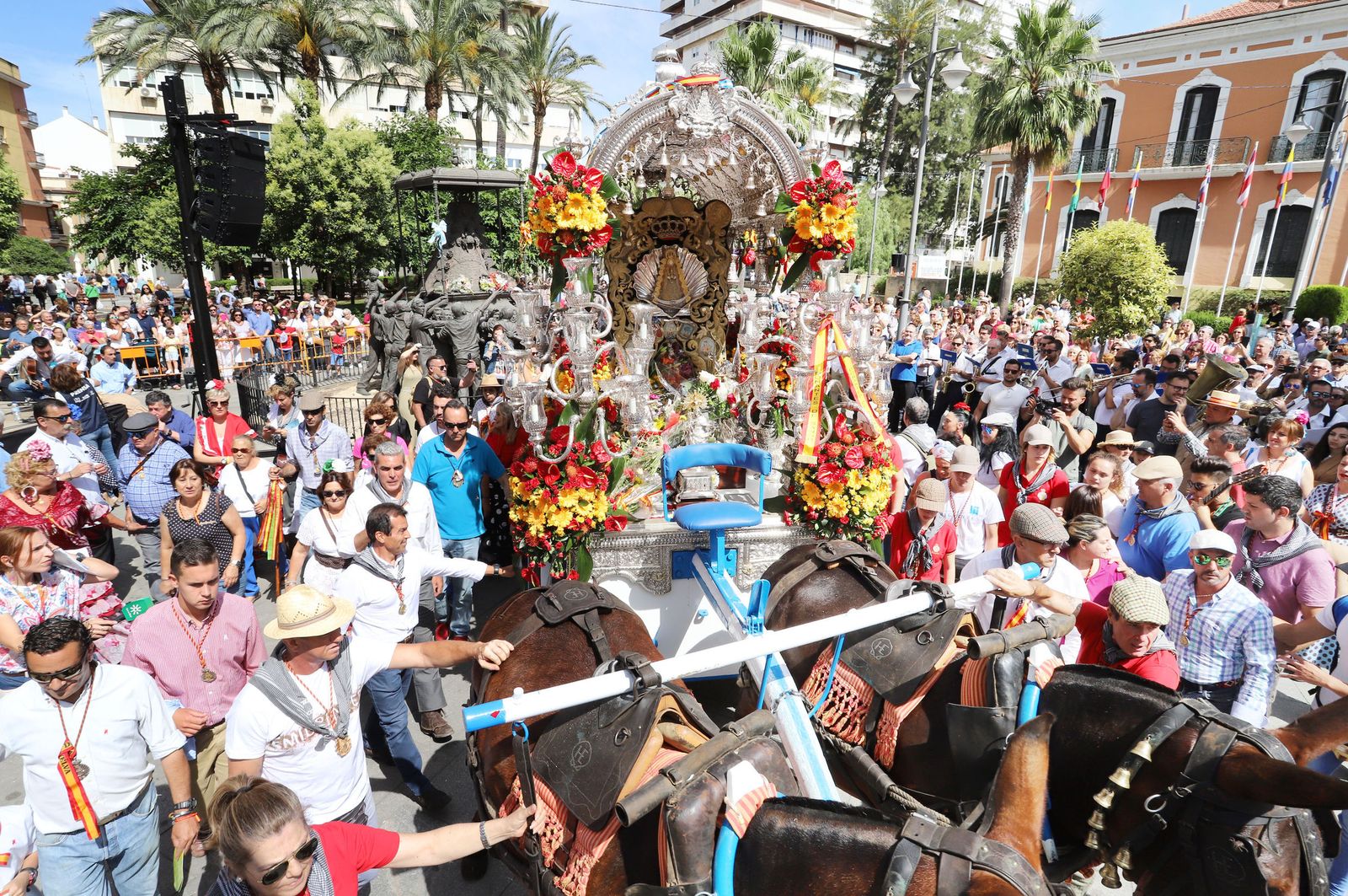 Salida de la Hermandad del Rocío de Emigrantes en 2019.