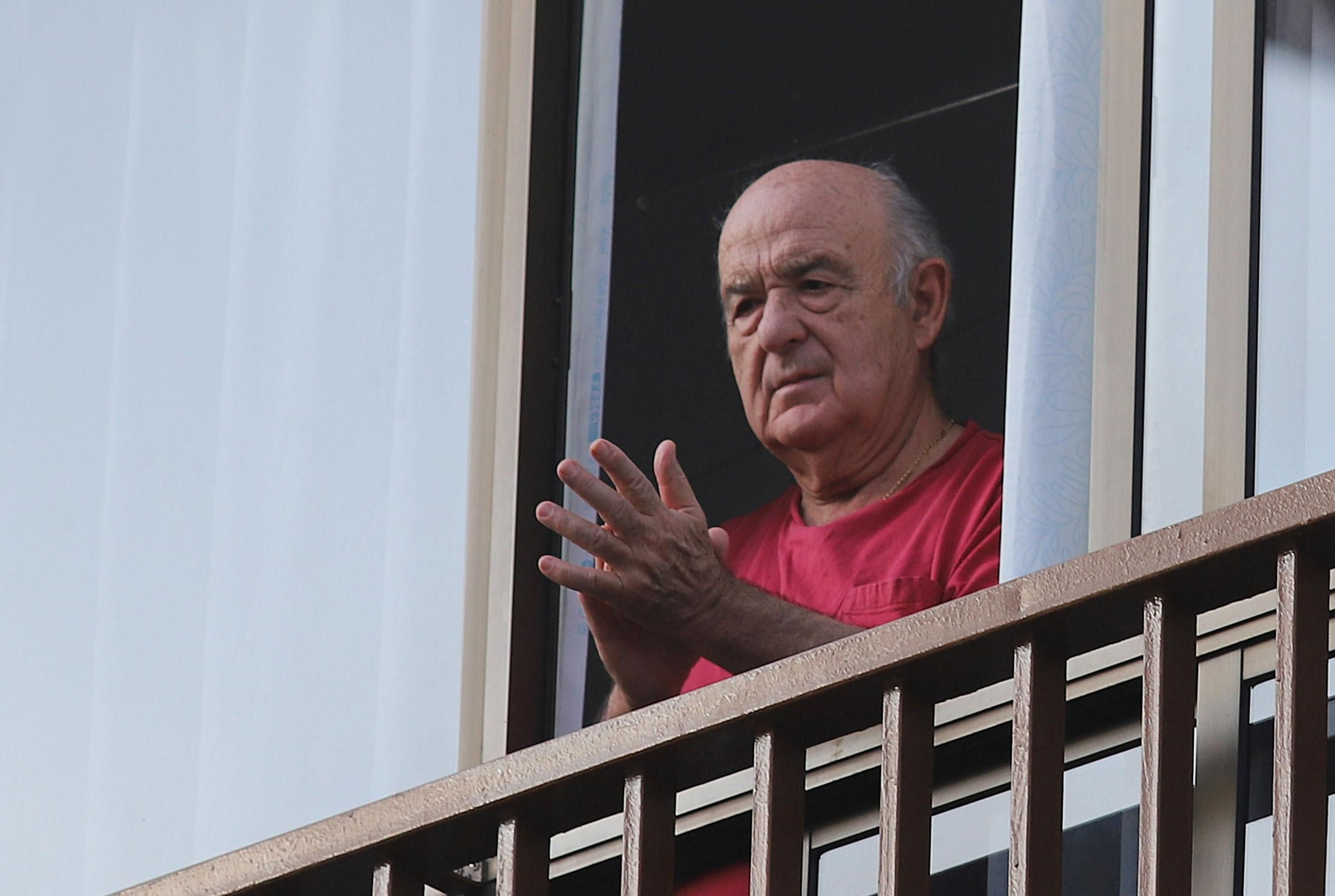 Imágenes del homenaje a los sanitarios de los vecinos de los Rosales