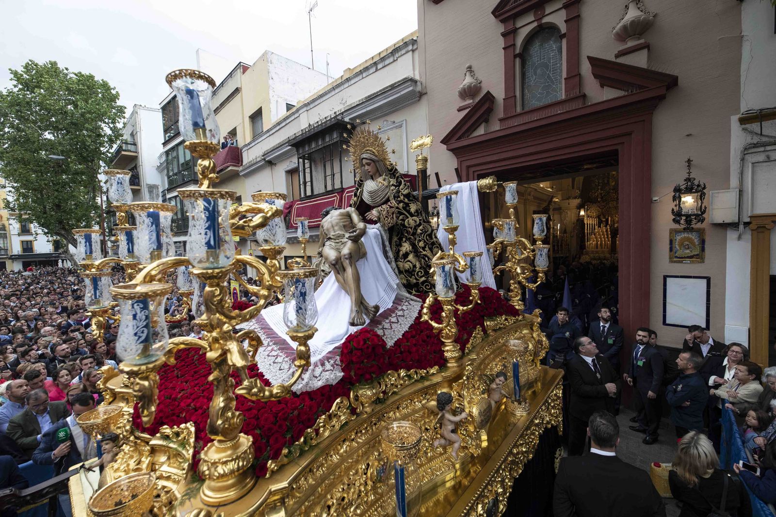 Gentío abigarrado en calle Adriano cuando la tarde se viene arriba con la aparición de la Piedad baratillera.