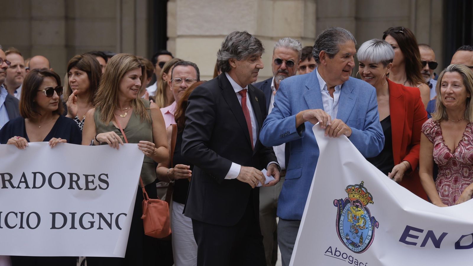 Óscar Fernández León y José Joaquín Gallardo, durante la concentración ante la Audiencia.