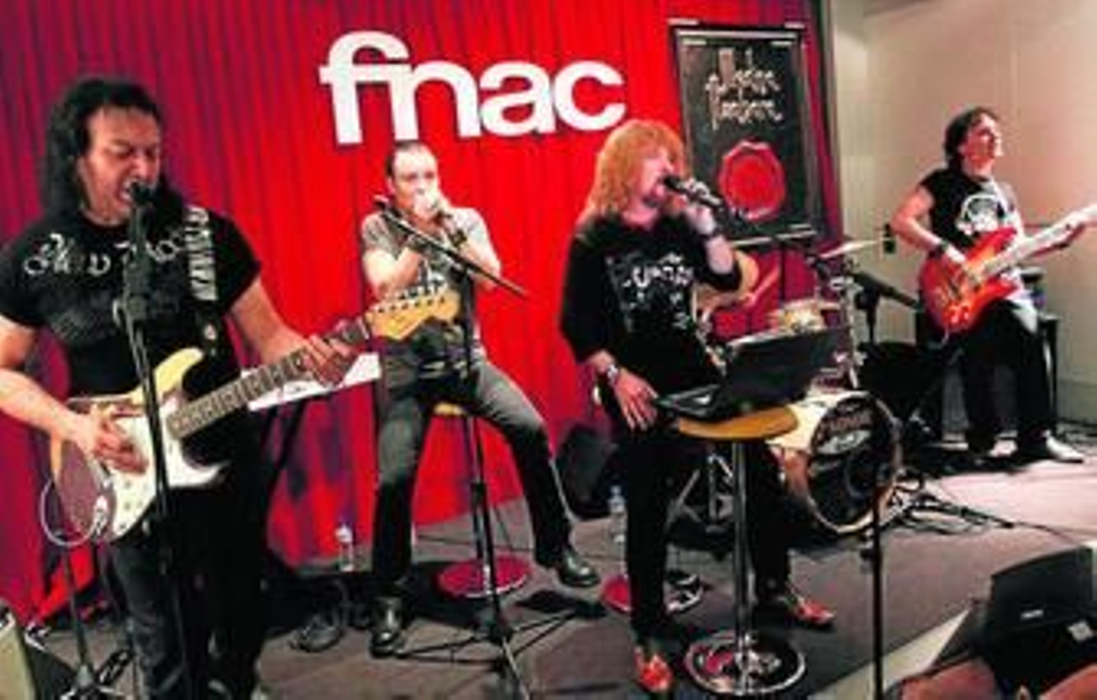 Los integrantes de Medina Azahara en un momento de la actuación que ofrecieron ayer en la Fnac.