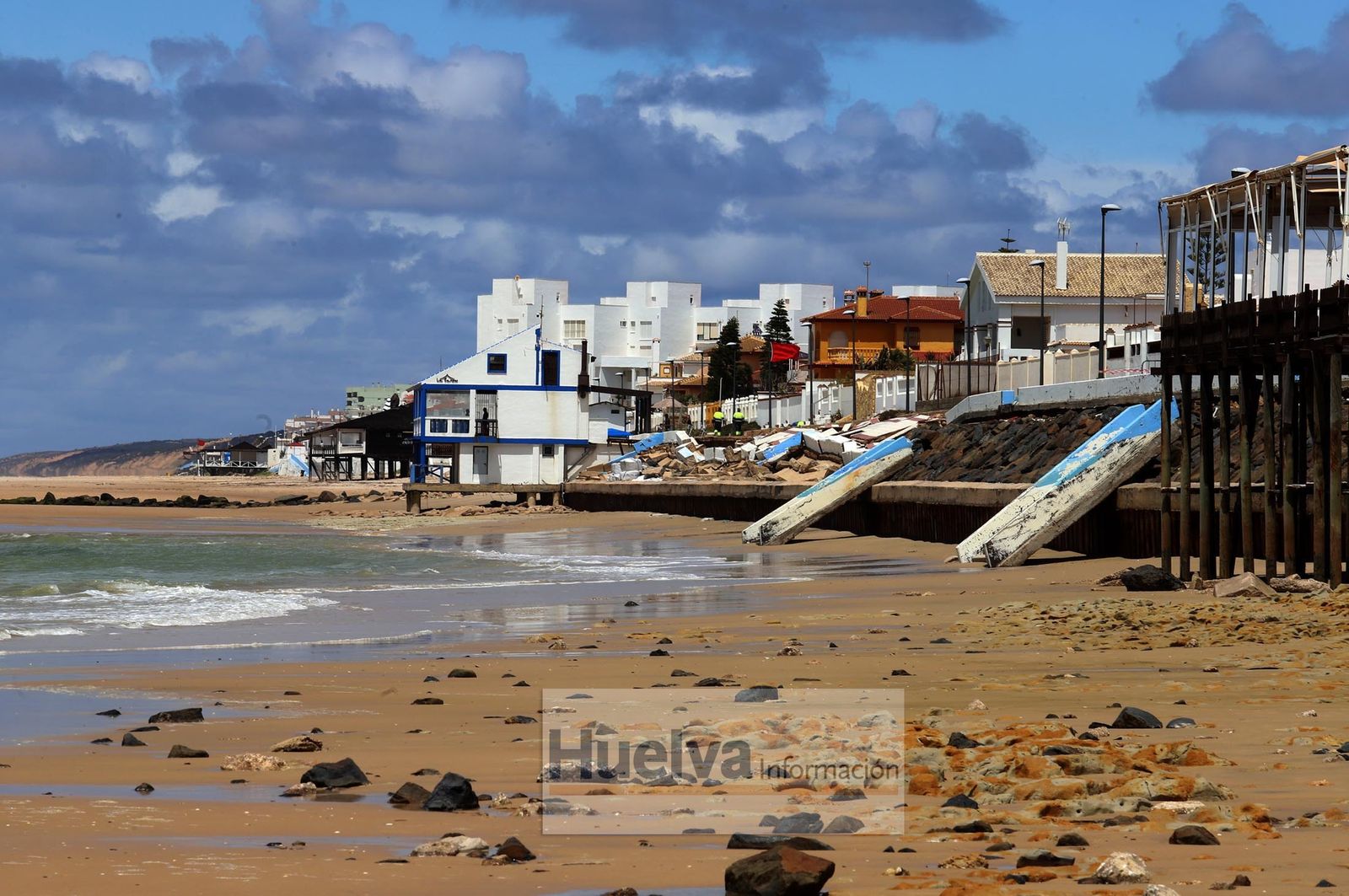 Imágenes de la zona de la playa de Matalascañas más afectada por el temporal