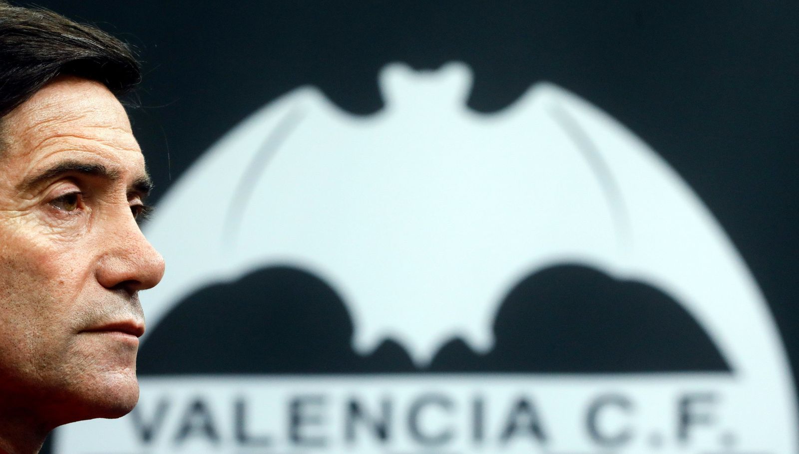 Marcelino García Toral, atento a una pregunta en una rueda de prensa en Valencia esta temporada.